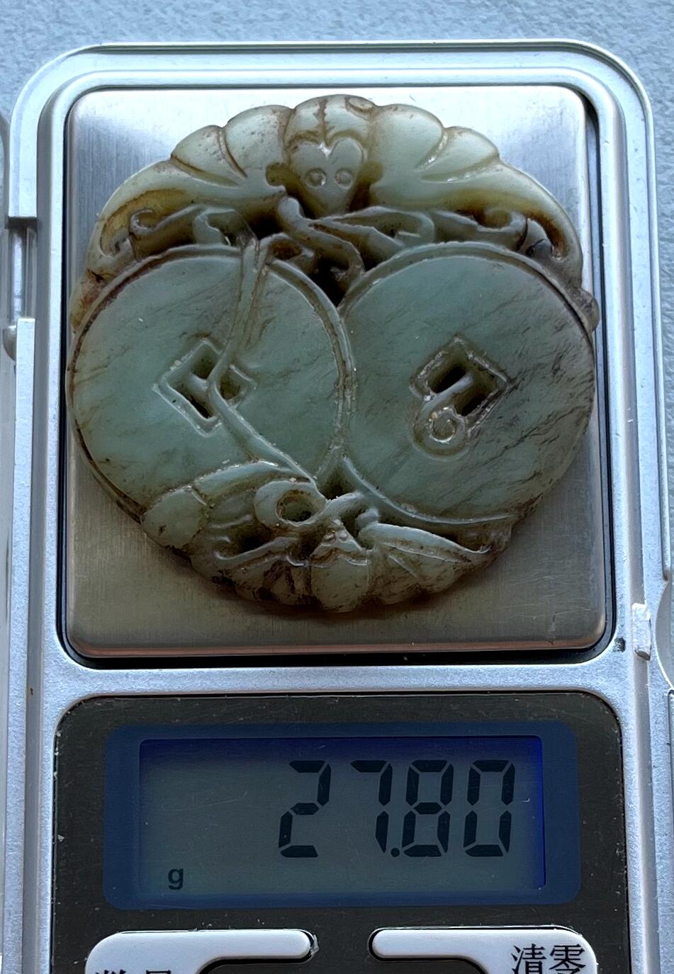 外国老铜银币，福在眼前手雕镂空玉牌，历代古钱币（含秦半两、五铢记号钱、常平五铢、会昌开元、南宋钱），彼得堡世界钱币勋章拍卖第129期 清末民国“福在眼前”手雕镂空玉佩、岫玉牌，蝙蝠/铜钱造型。49.2mm、27.8克。品相完好无裂、确认老玉、售出不退