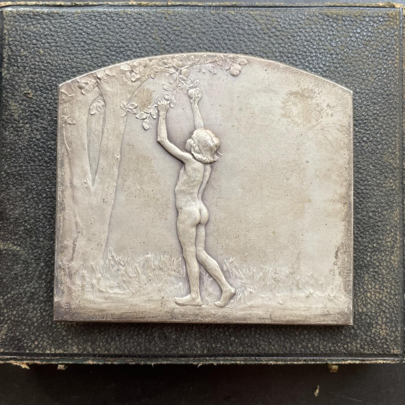 「木头集藏」章牌精品专场！ Baudichon～法国金婚纪念原盒银章，尺寸：73×67 mm，146.6g， 丰饶角 1ARGENT，无刻字使用，品相很好近完美，精致皮原盒正常使用，同款收藏佳品！