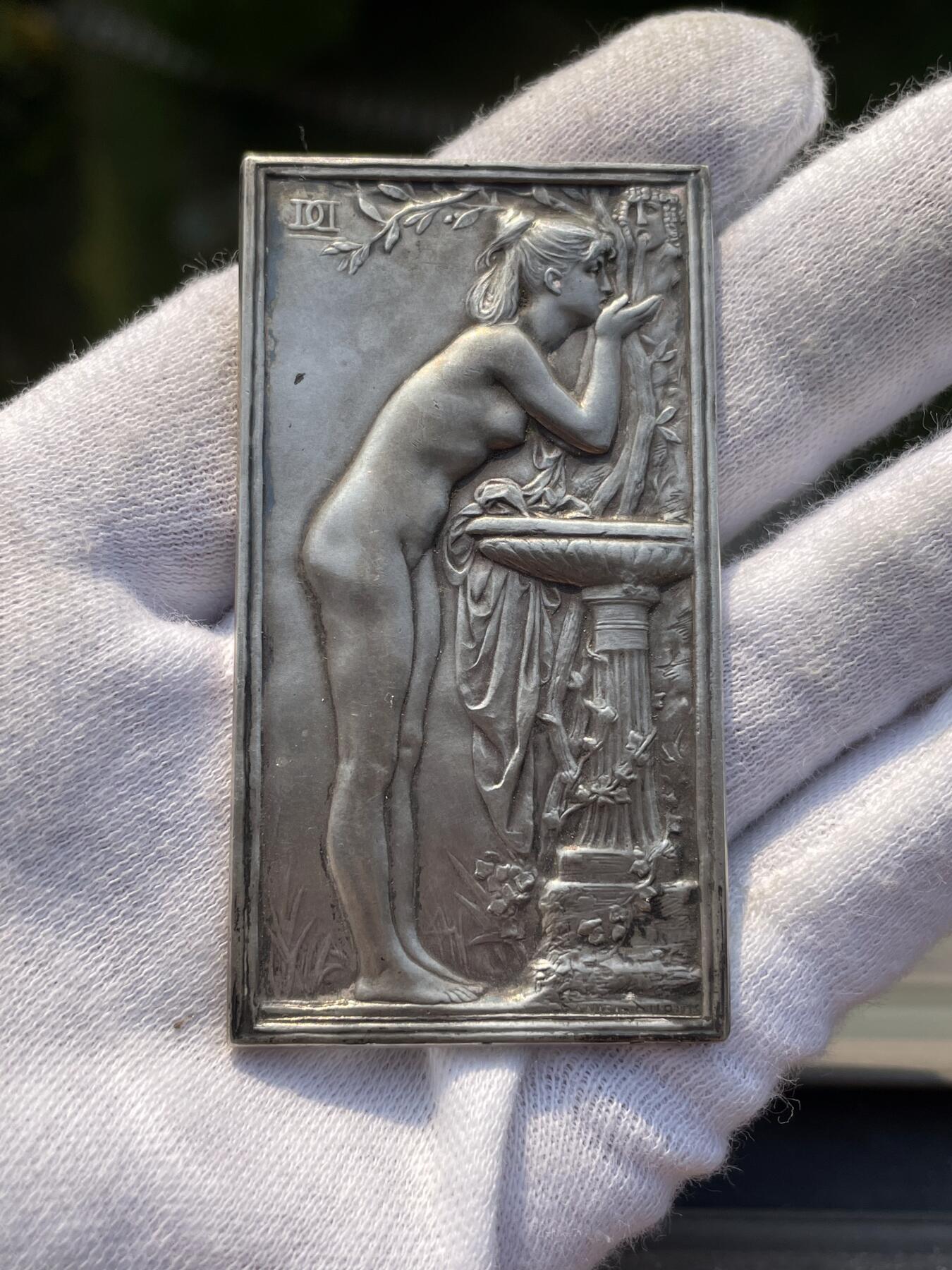 「木头集藏」章牌精品专场！ D.Dupuis～法国“泉” 艺术银章，尺寸：66.5×36mm，54.9 g，边铭：丰饶角 ARGENT，名家代表作，品相不错。