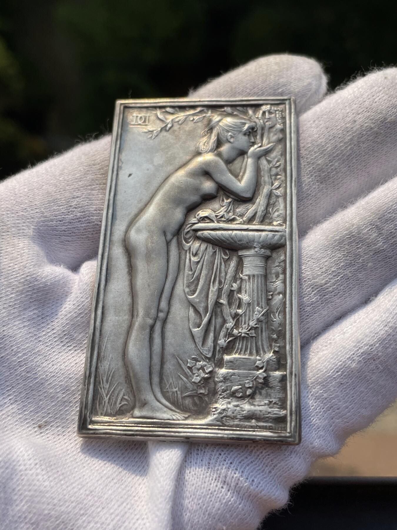 「木头集藏」章牌精品专场！ D.Dupuis～法国“泉” 艺术银章，尺寸：66.5×36mm，54.9 g，边铭：丰饶角 ARGENT，名家代表作，品相不错。