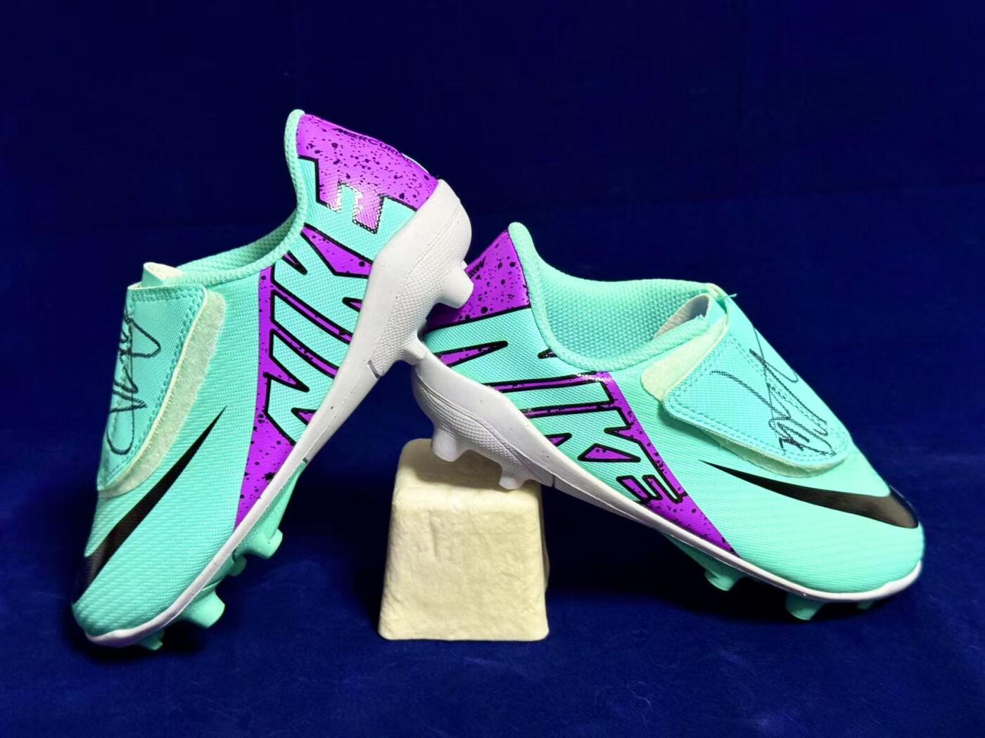 零元拍：基利安-姆巴佩亲笔签名Nike全球足球学院颁奖礼奖品Nike 刺客15     VAPOR MG 小球星战靴~
