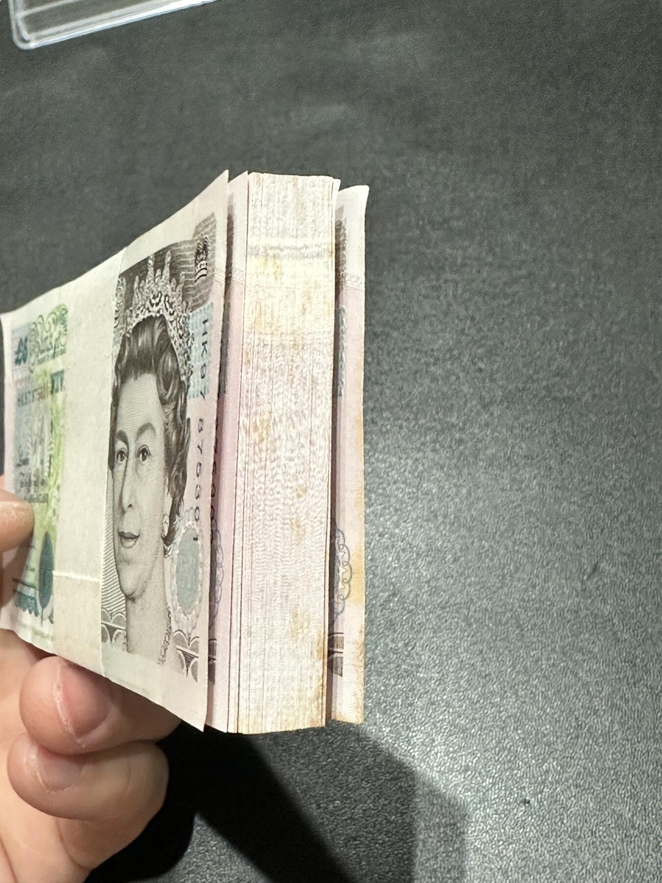《外钞收藏家》第五百四十四期（本期大蚂蚁、英镑首发、港币等精品以及品种丰富的裸币）（本平台长期征集拍品、欢迎藏友们联系合作） 英国E序列5镑 97回归冠 标准100连号 有黄斑 前后比较明显 中间还好 高位无4含豹子号333