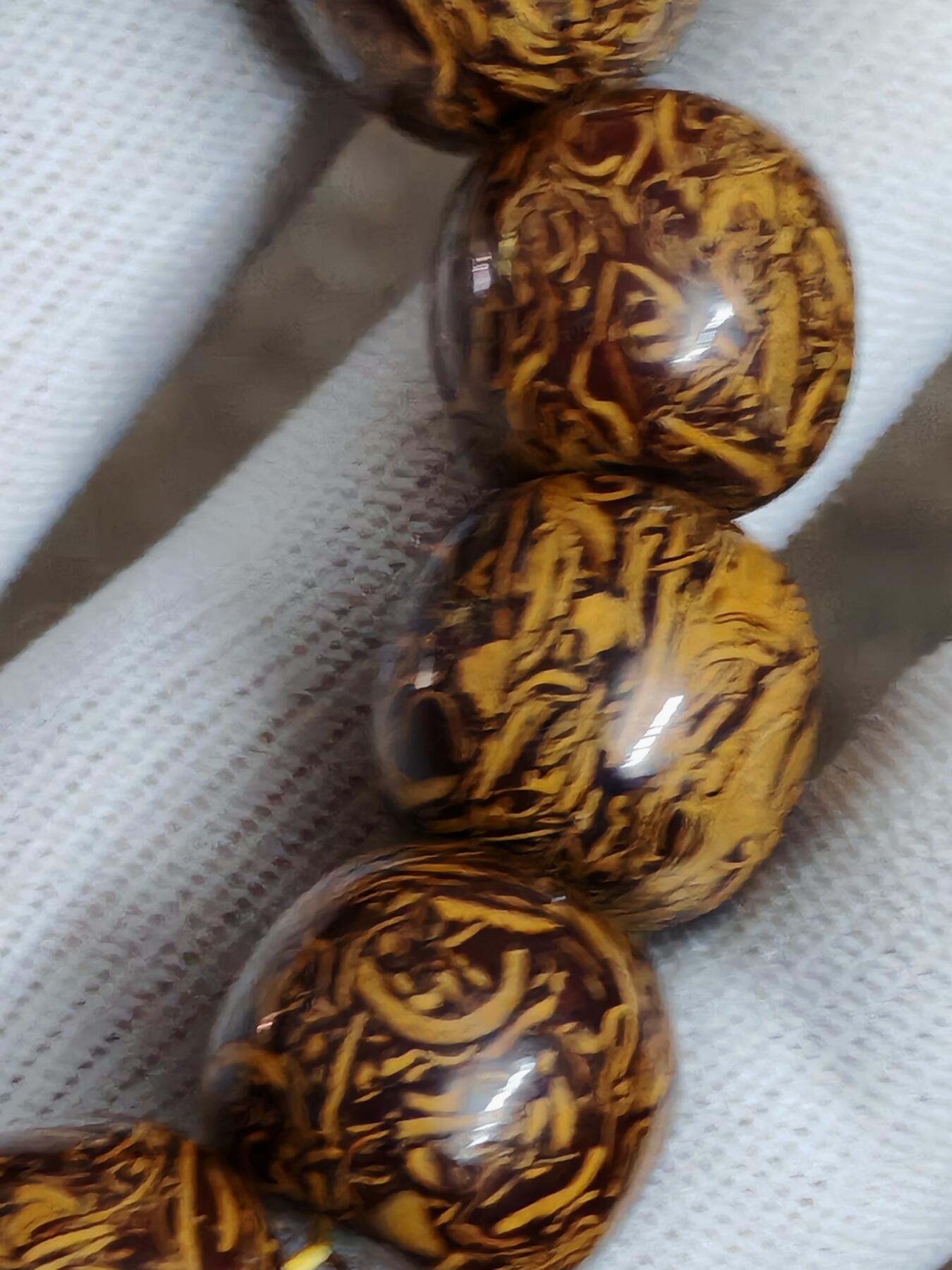精品画面石金黄草花化石老型手串(34066)尺寸18mm13颗120克。