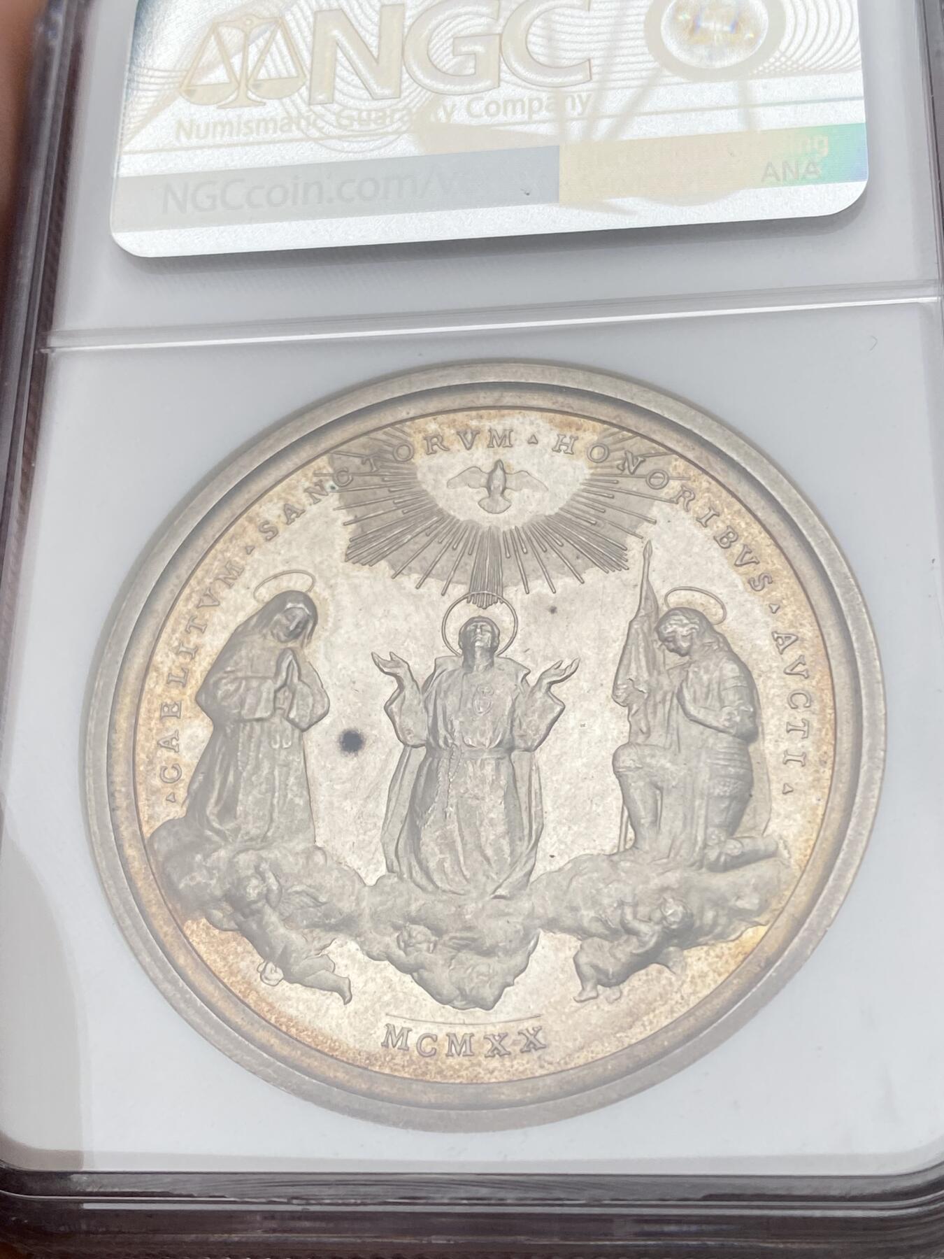 万国钱币拍卖第049期（万国夏季大拍） NGC MS63 1920年教皇国本笃十五世年度最佳嘉许纪念大银章 三位天使在圣灵的照耀下 环玫瑰金彩高浮雕极美收藏级