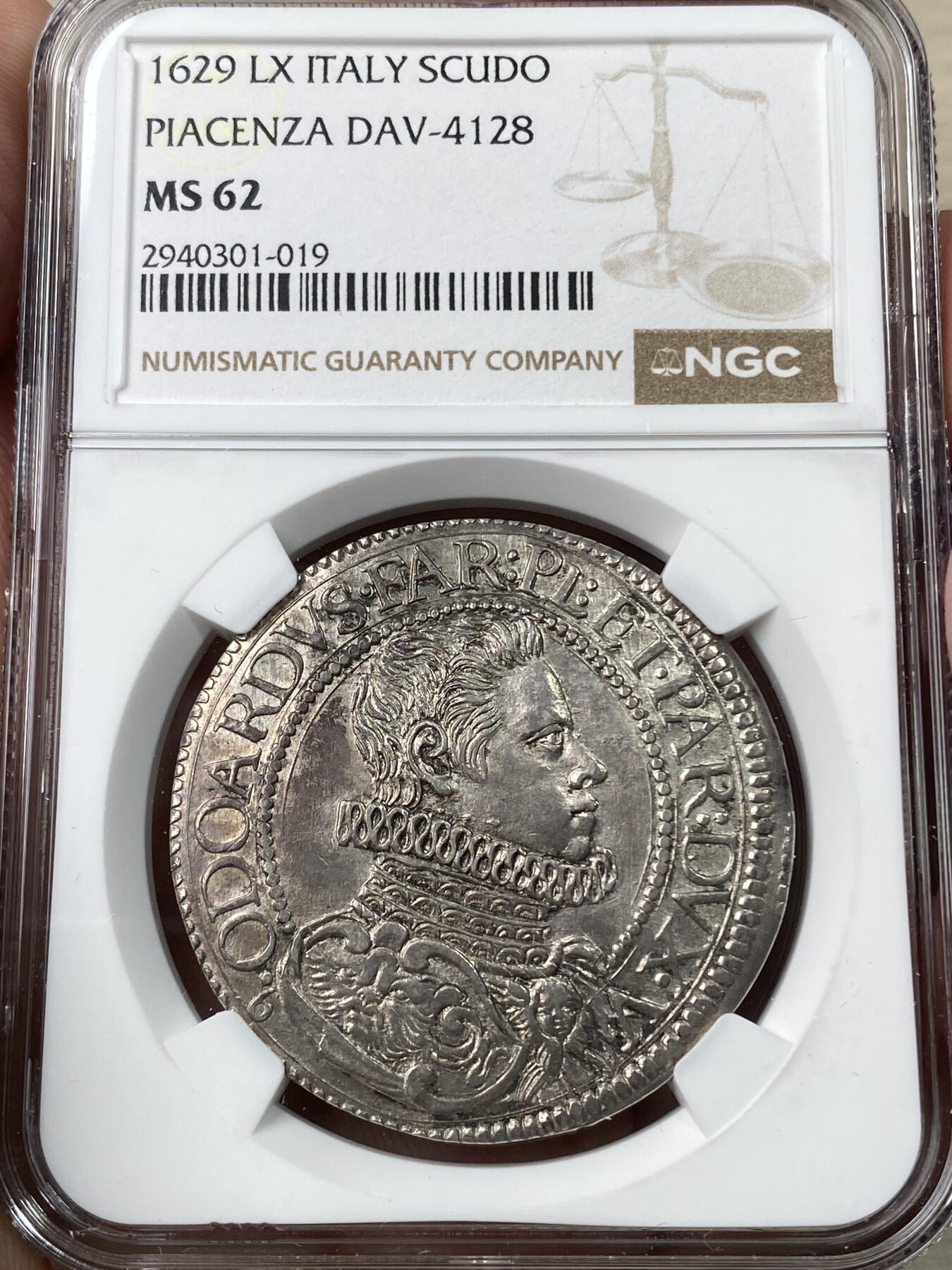 万国钱币拍卖第049期（万国夏季大拍） NGC MS62 意大利1629年法尔内塞家族SCUDO大银币 皮亚琴察铸。正面为穿着戎装的奥多阿尔多一世·法尔内塞，背面为雇佣兵打扮的守护圣人，将守护圣人极度世俗化，受到了家族成员和民众的推崇，导致流通非常充足，连博物馆都见不到品相完美的样本。此枚包浆均匀，底光犹存，NGC最高分，极其难得的一枚意系藏品。