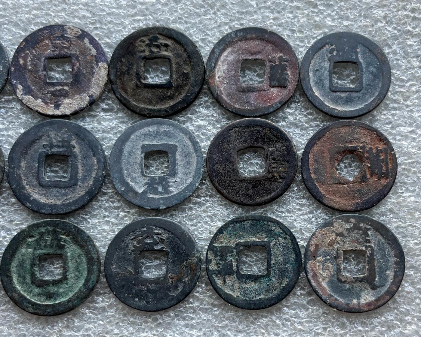 外国老铜银币，福在眼前手雕镂空玉牌，历代古钱币（含秦半两、五铢记号钱、常平五铢、会昌开元、南宋钱），彼得堡世界钱币勋章拍卖第129期 唐代会昌开元通宝一组15枚收藏：背昌、京、洛、蓝、润、鄂、兴、越、广、荆、宣、益、兖、潭、梓。全套共24枚、还缺9枚贵的品种。热门佛钱品种、单枚市价几十/上百元。个人收集的一套、收到这么多枚不易，会昌开元普遍做工较差