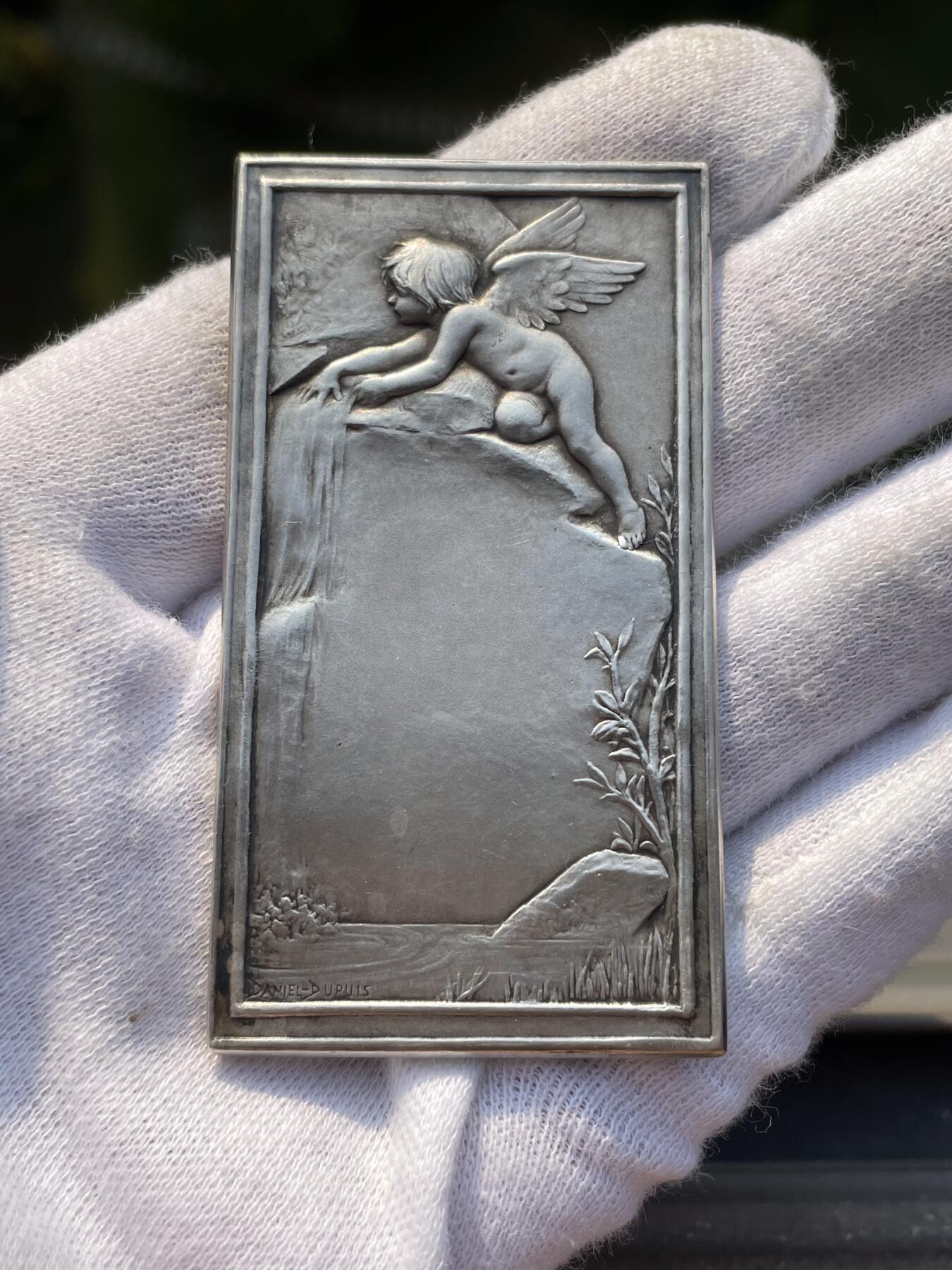 「木头集藏」章牌精品专场！ D.Dupuis～法国“泉” 艺术银章，尺寸：66.5×36mm，54.9 g，边铭：丰饶角 ARGENT，名家代表作，品相不错。