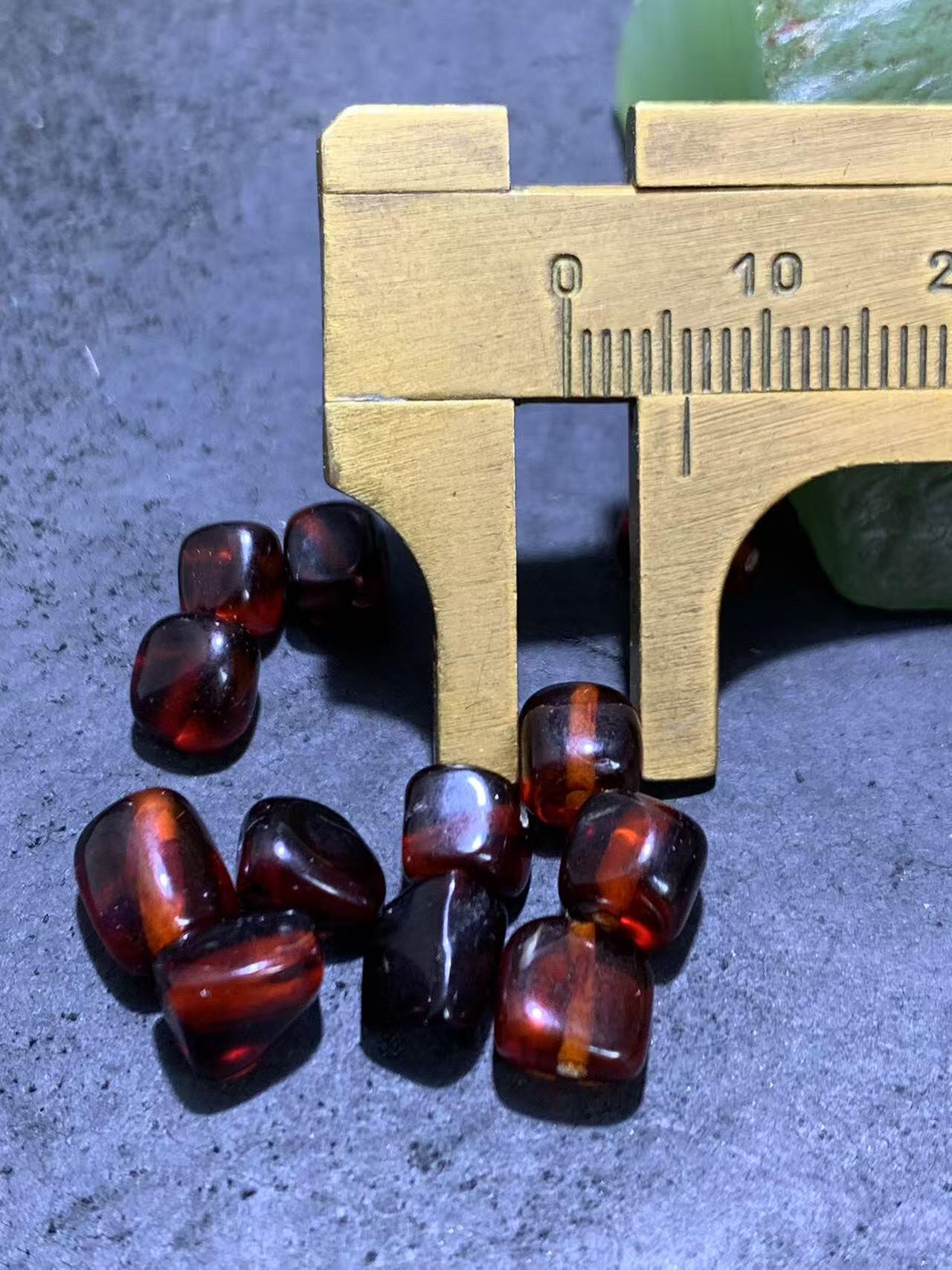 精美乌克兰血珀随形珠一组，