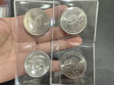 《外钞收藏家》第五百四十四期（本期大蚂蚁、英镑首发、港币等精品以及品种丰富的裸币）（本平台长期征集拍品、欢迎藏友们联系合作） - 英属25便士和大克朗纪念币 四枚一起
