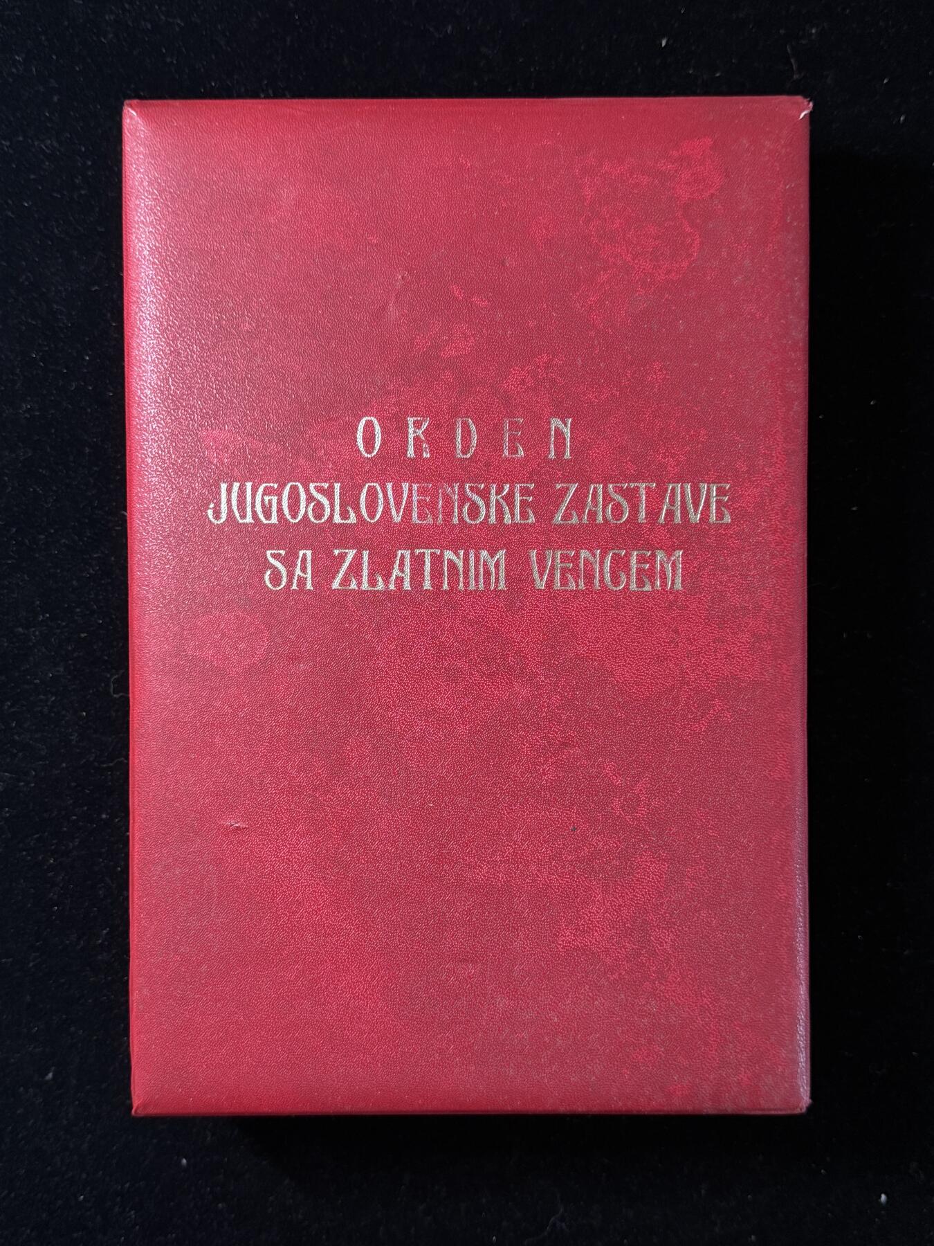 戎马世界章牌大赏第100期 南斯拉夫三级旗帜勋章，带盒，少见，章体品相很好，银制，盒子尺寸巨大