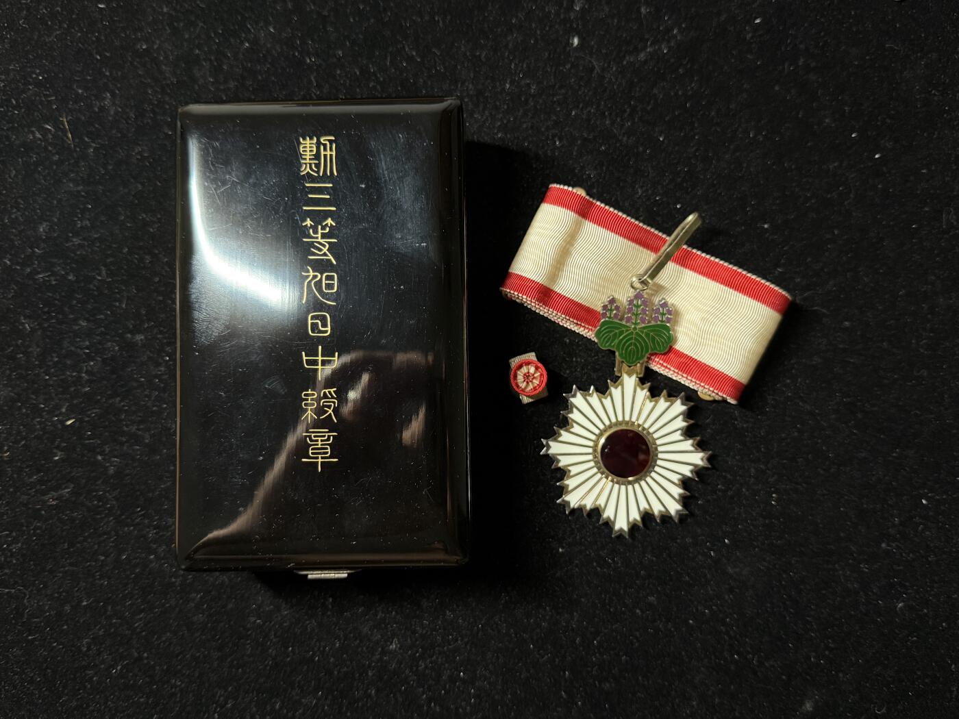 戎马世界章牌大赏第100期 勋三等旭日章，盒略齐全，盒子缺少盒扣