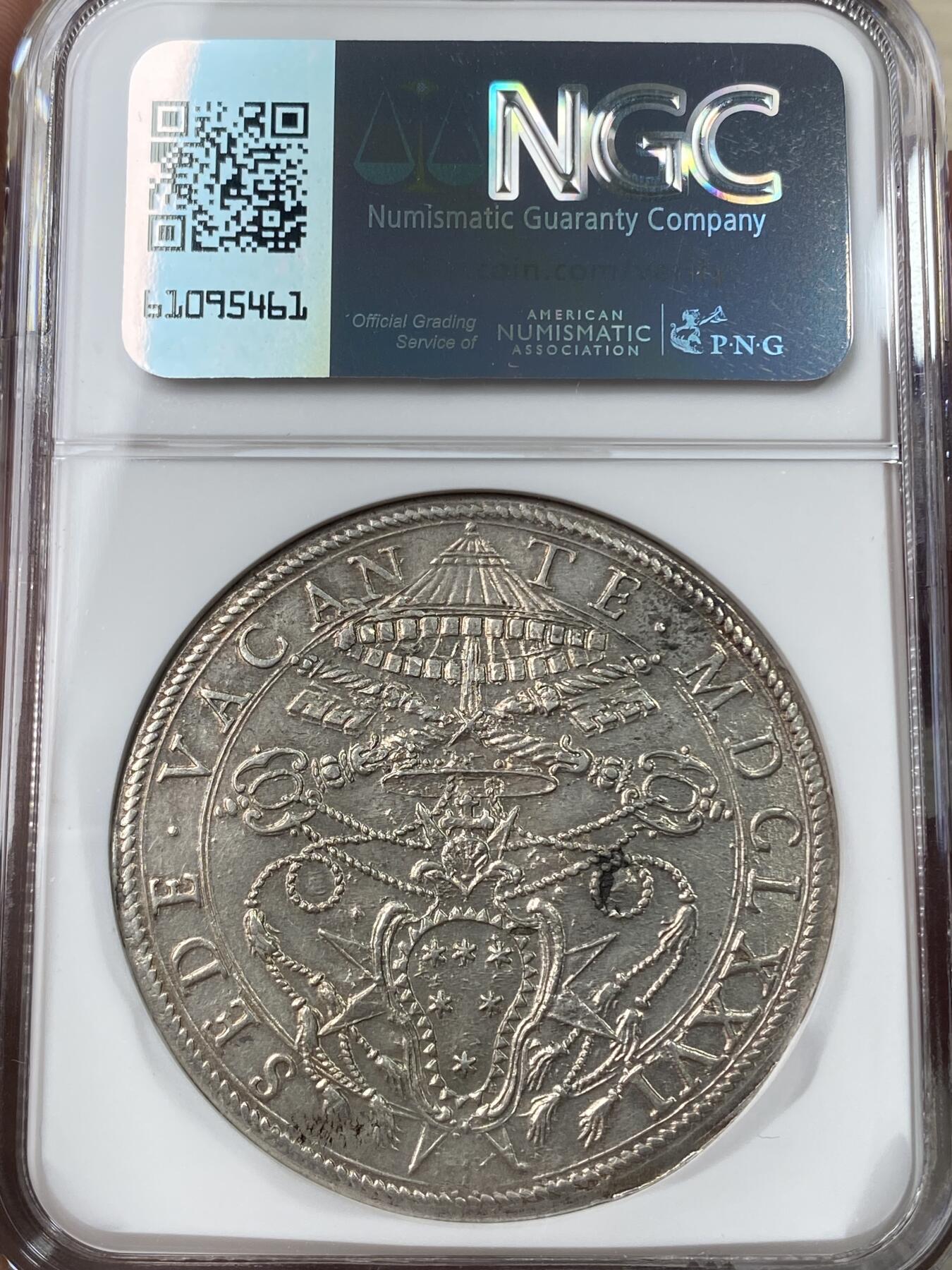 万国钱币拍卖第049期（万国夏季大拍） NGC MS63 1676年意大利教皇国缺位1皮阿斯特大银，教皇国缺位系列大银中最经典的品种。正面为火焰中散发着光芒的圣鸽，背面为帕鲁佐·帕鲁齐·阿尔贝托尼·阿尔蒂埃里的教会徽章。NGC亚军分，冠军为今年意大利拍出的65分，7000欧落槌，到手约合人民币7万。亚军63分一共5枚，其中三枚均出自一位中国收藏家，第四枚在HA派拉蒙集藏拍出，仅有一枚出处未知，来源清晰，数量稀少。