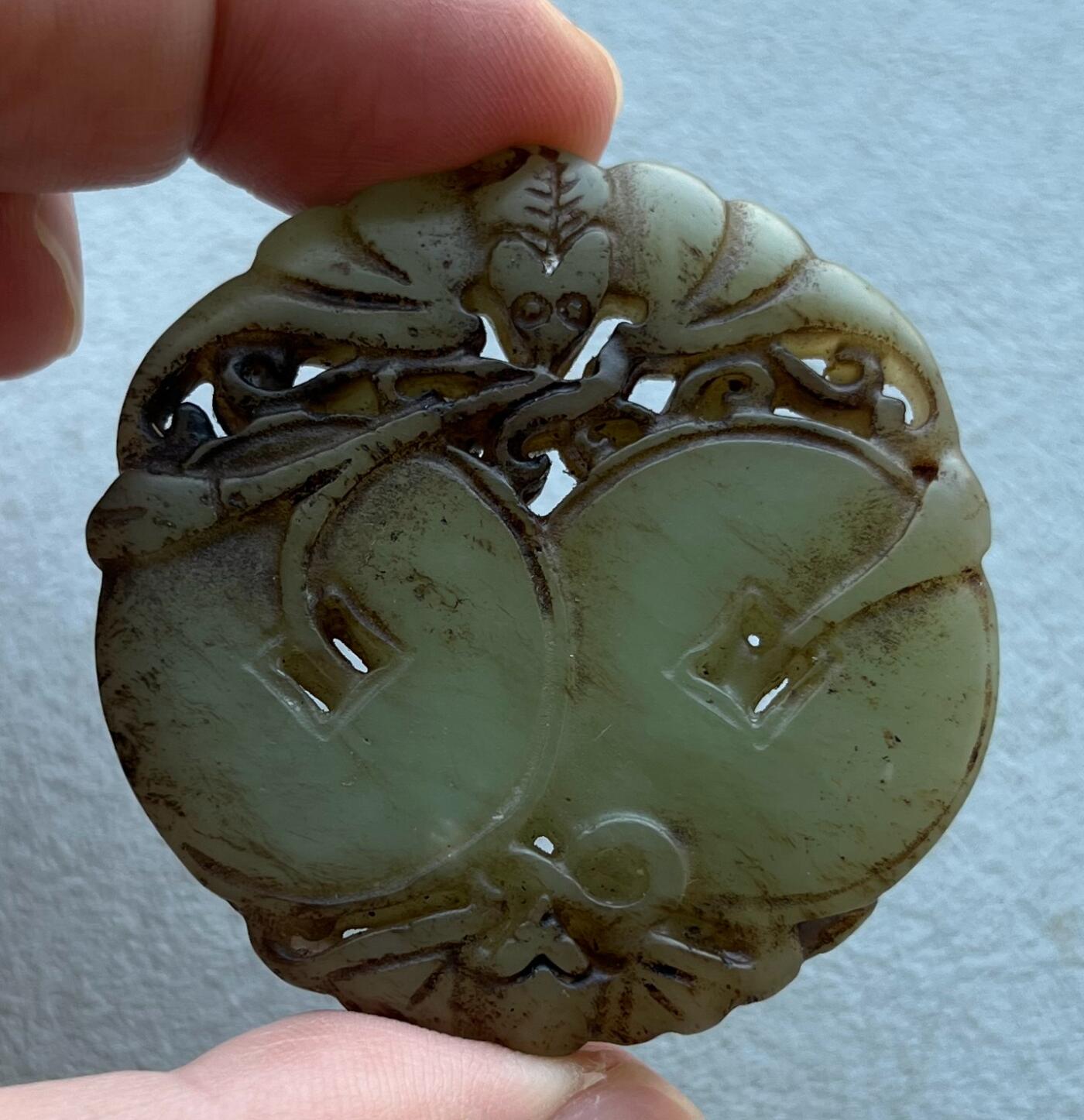 外国老铜银币，福在眼前手雕镂空玉牌，历代古钱币（含秦半两、五铢记号钱、常平五铢、会昌开元、南宋钱），彼得堡世界钱币勋章拍卖第129期 清末民国“福在眼前”手雕镂空玉佩、岫玉牌，蝙蝠/铜钱造型。49.2mm、27.8克。品相完好无裂、确认老玉、售出不退