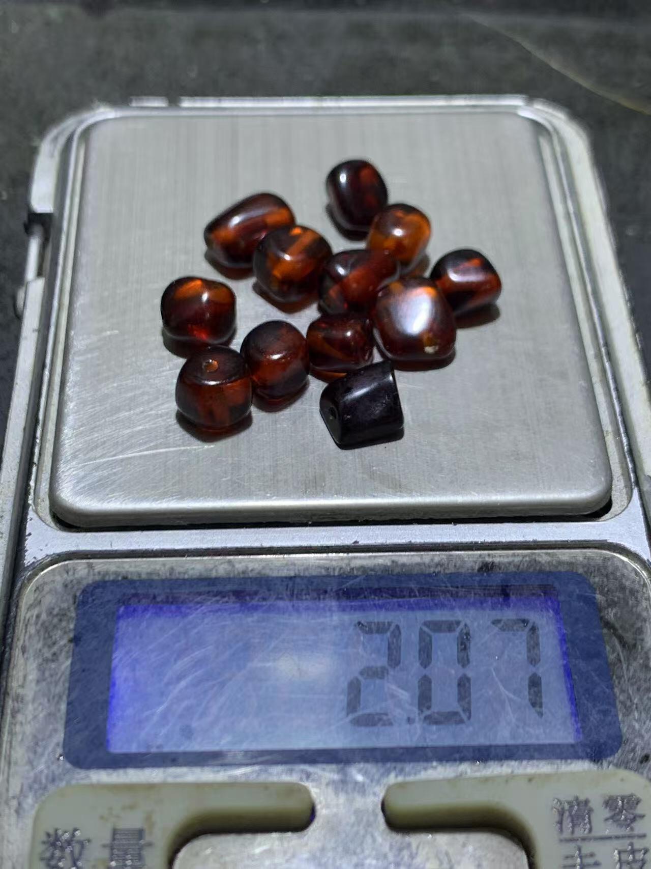 精美乌克兰血珀随形珠一组，