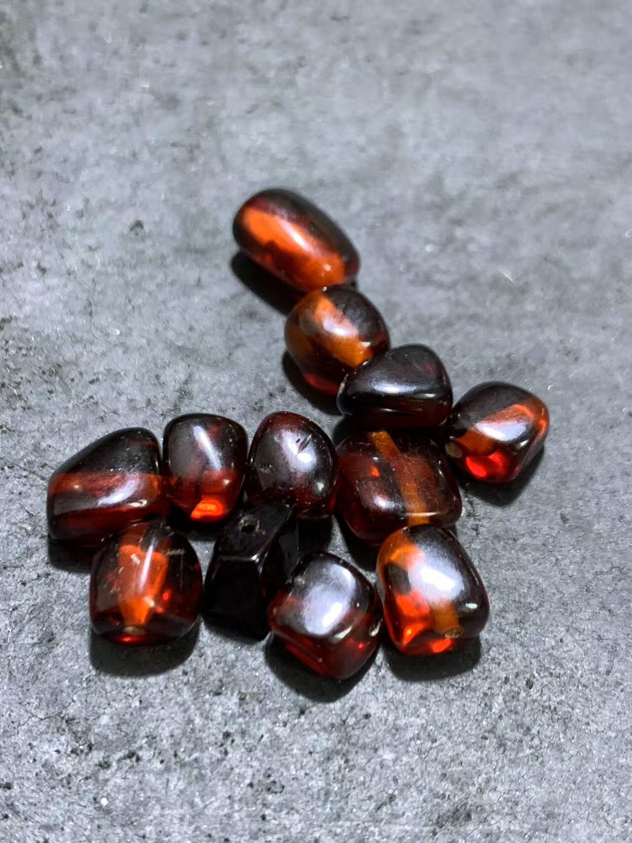 精美乌克兰血珀随形珠一组，