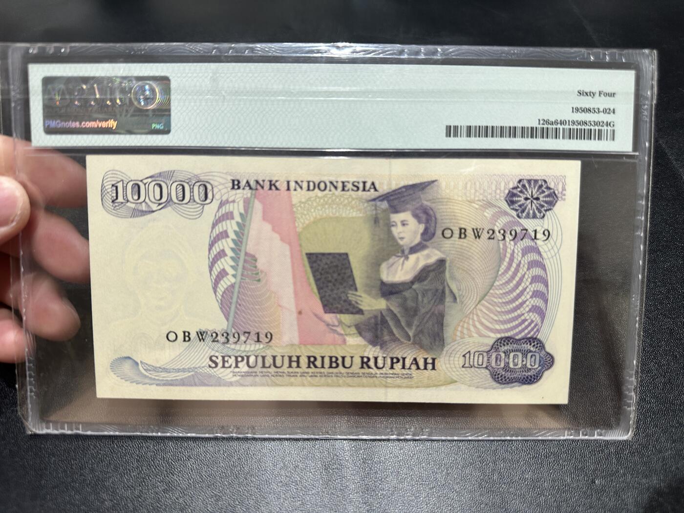 《外钞收藏家》第五百四十四期（本期大蚂蚁、英镑首发、港币等精品以及品种丰富的裸币）（本平台长期征集拍品、欢迎藏友们联系合作） 1985年印尼1万卢比 PMG64