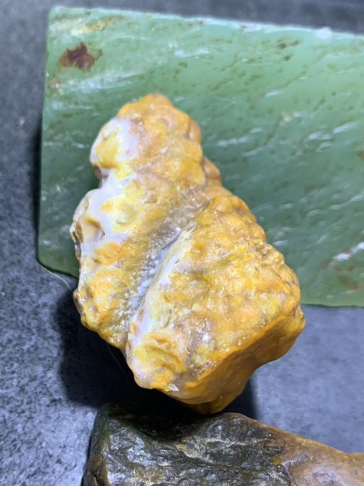 精美罕见粉白俏色战国红玛瑙冰飘把件一个，