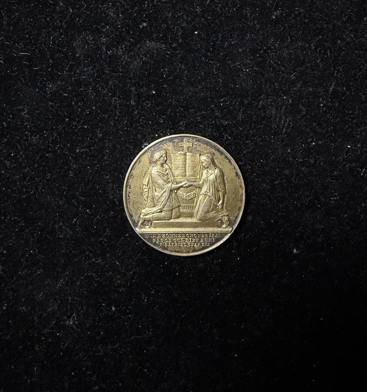 戎马世界章牌大赏第100期 法国结婚纪念章，带画押，金级，1856年结婚，银制，手指边铭