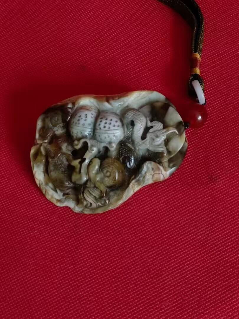 清代和田玉，随形雕刻龙手把件，带原皮有好几种颜色，长约8.6/宽6.8/2.8厘米，特别难得，保老保真。