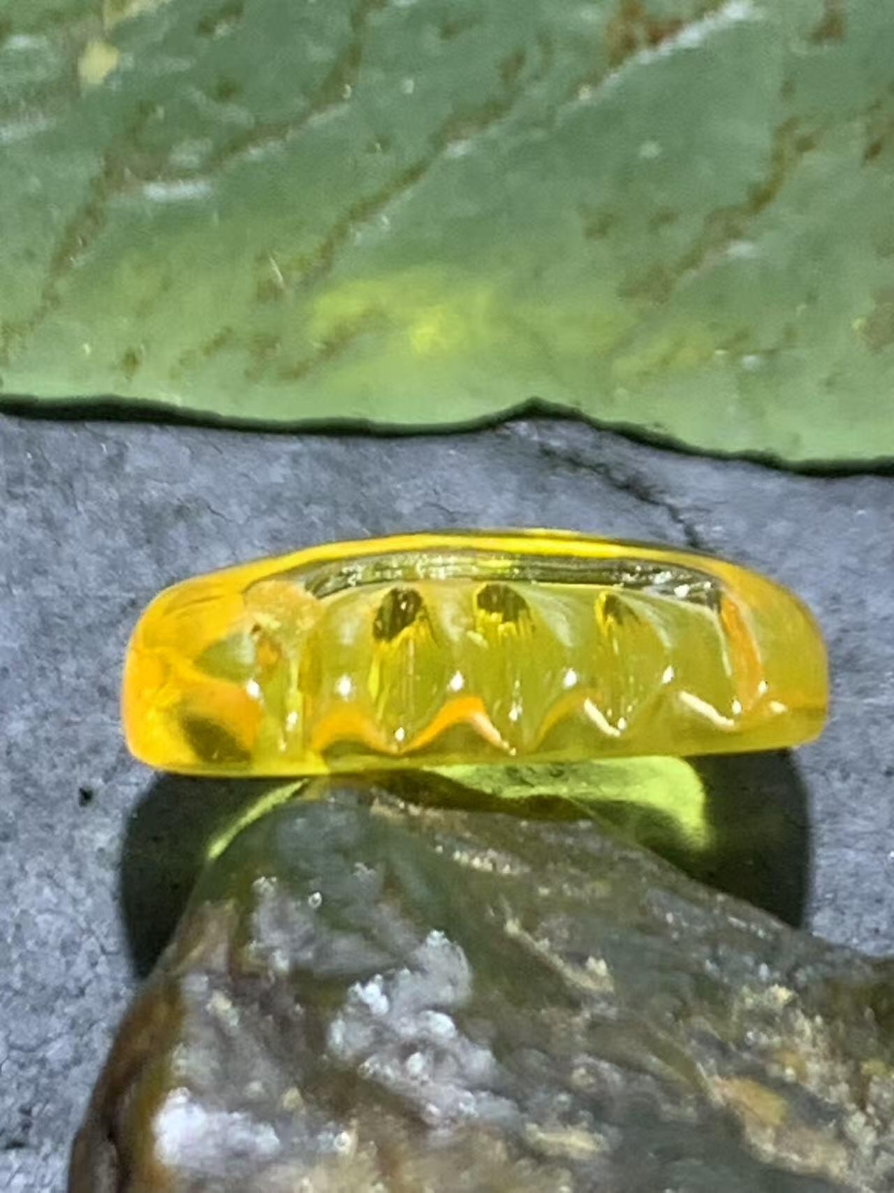 天然乌克兰蜜蜡雕刻梳子小吊坠一个，