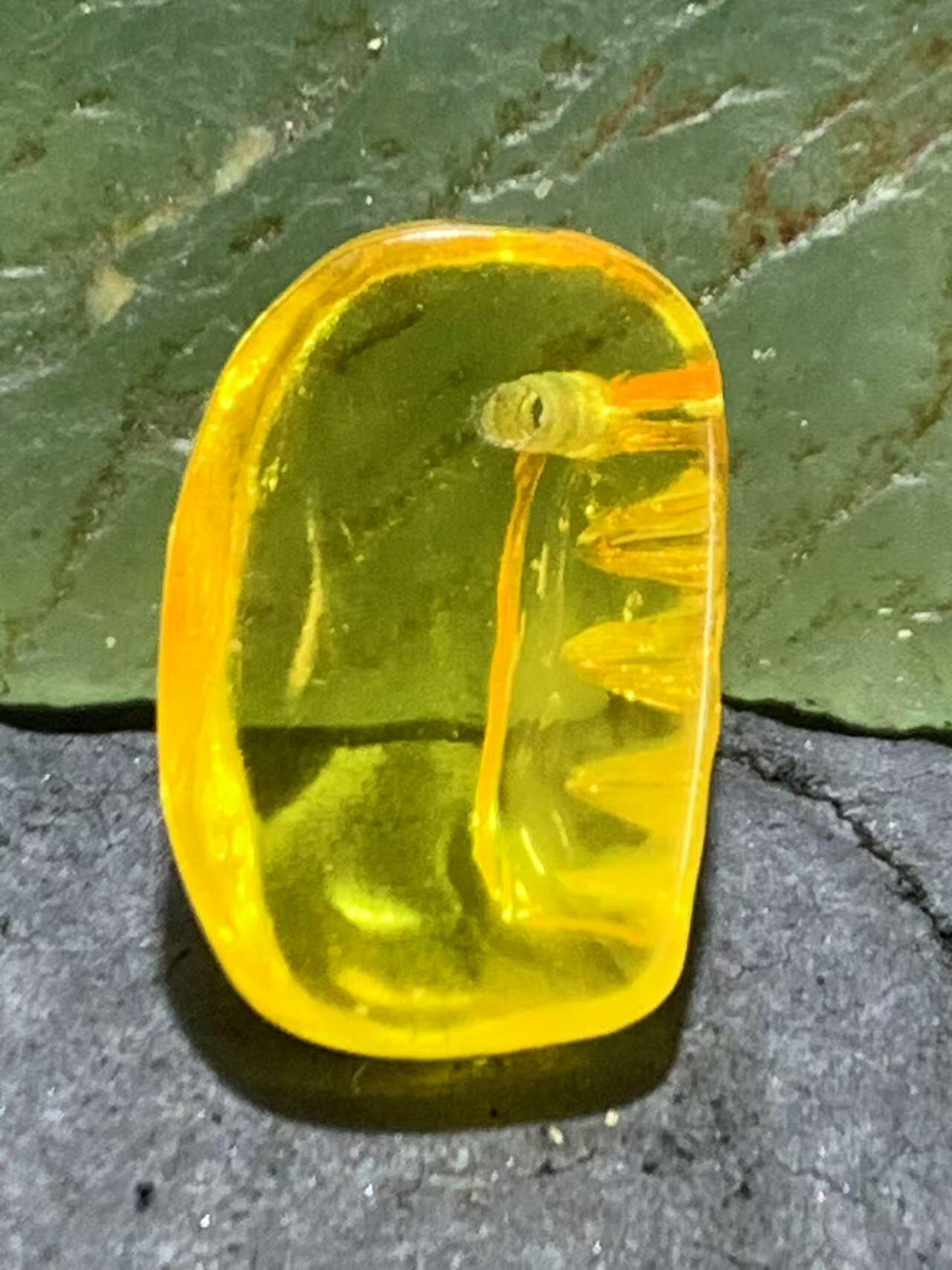 天然乌克兰蜜蜡雕刻梳子小吊坠一个，