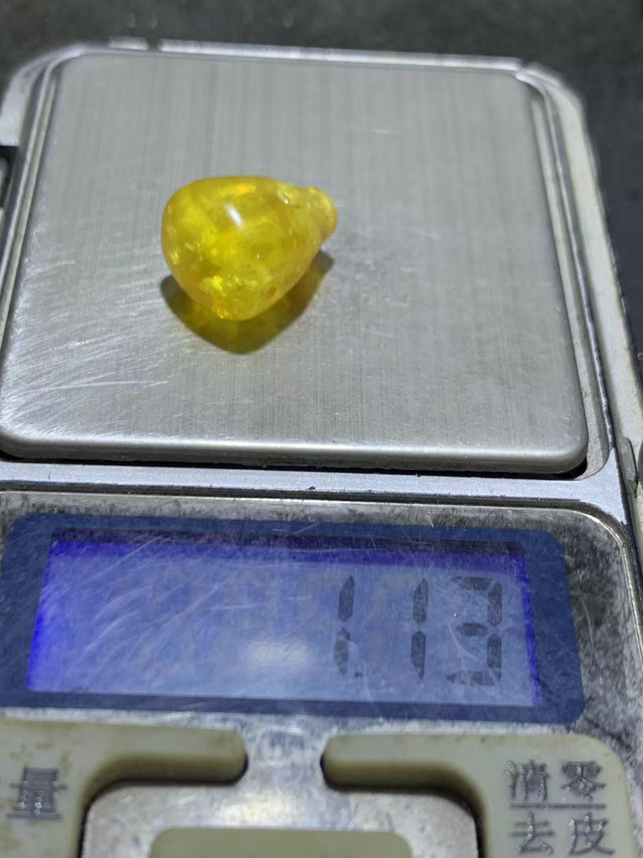 天然通货乌克兰蜜蜡一体佛头三通一个，