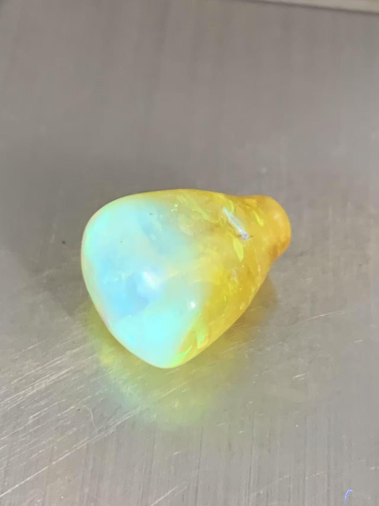 天然通货乌克兰蜜蜡一体佛头三通一个，