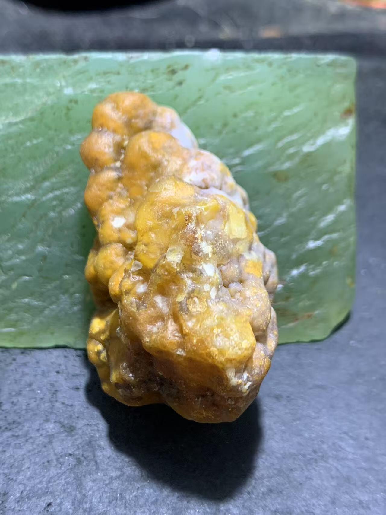 精美罕见粉白俏色战国红玛瑙冰飘把件一个，