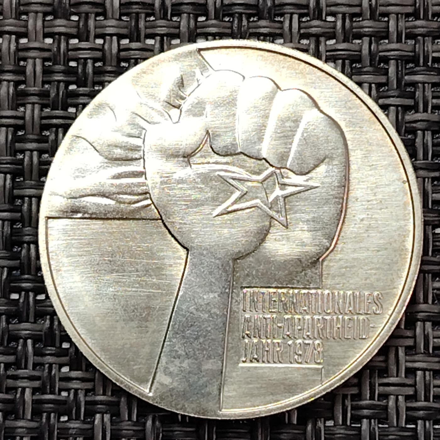 布加迪🐬～世界钱币(上海)🌾第 227 期 /  各国套币和散币 东德～民主德国1978年 反种族隔离5马克纪念币
