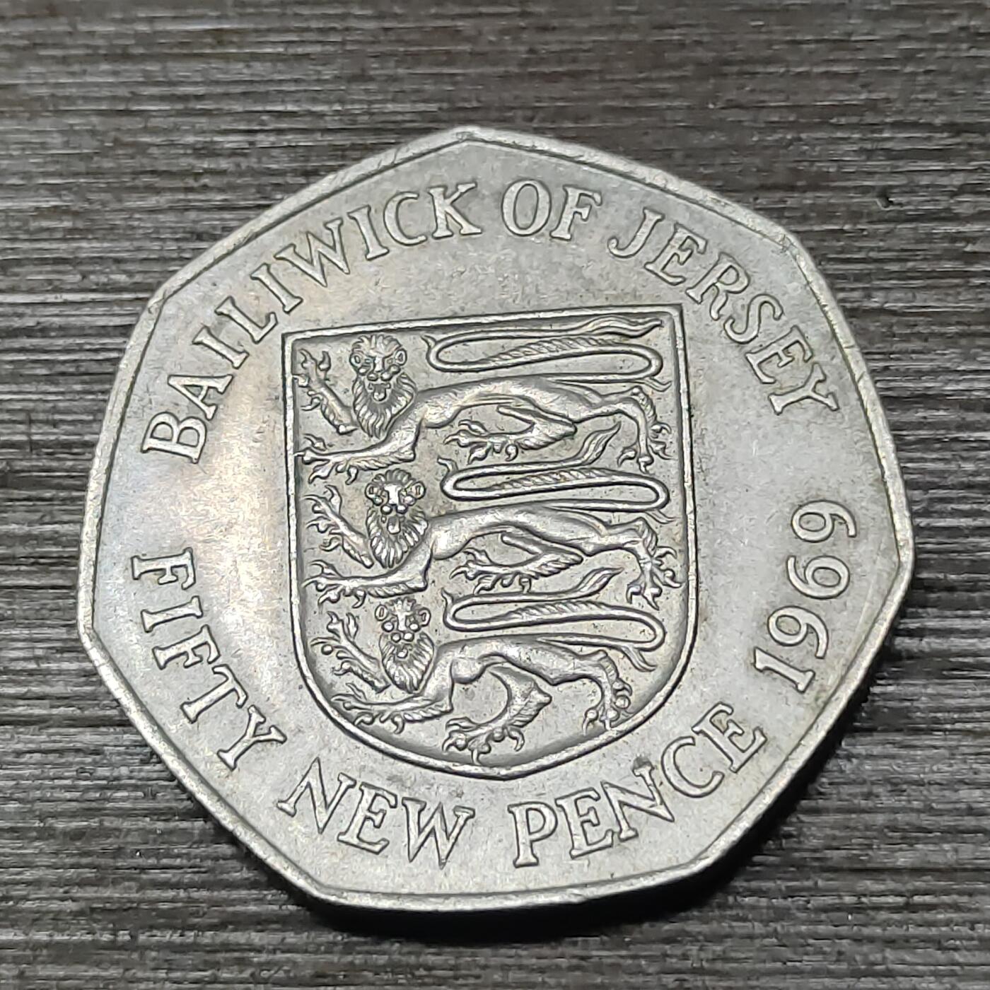 【铜匠收藏】★第125场★散币场，无佣金，30包邮。不满30元，支付5元运费。《接受代拍 代送NGC评级》 泽西 1969年 50便士 异形币