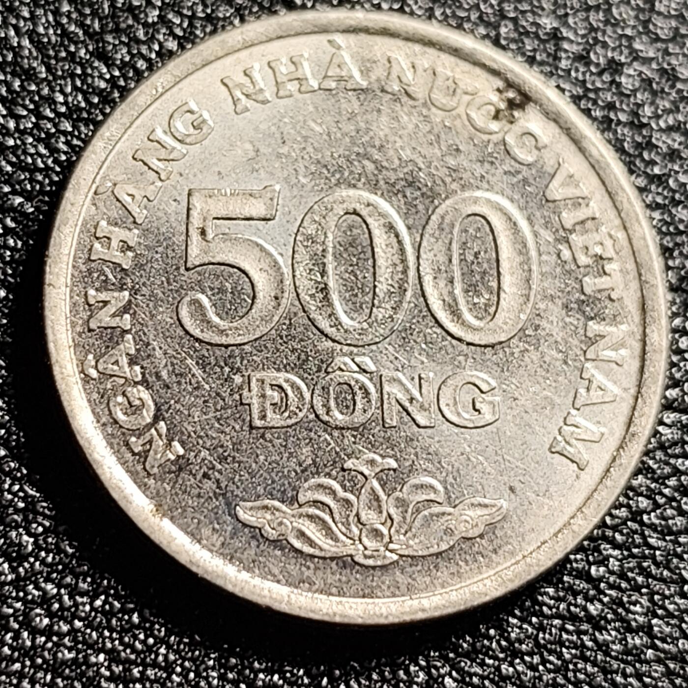 泉币菌-第47场-各国散币场 带光美品  越南500盾硬币2003年22mm镀镍钢币