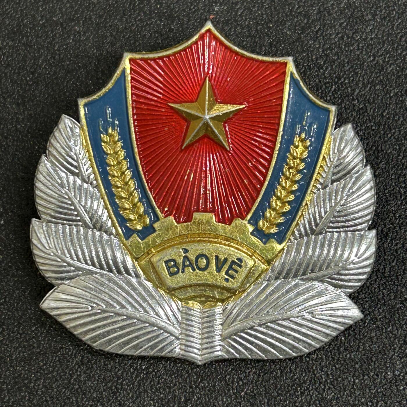 西秦中古拍卖第五十期 越南保卫大帽徽 