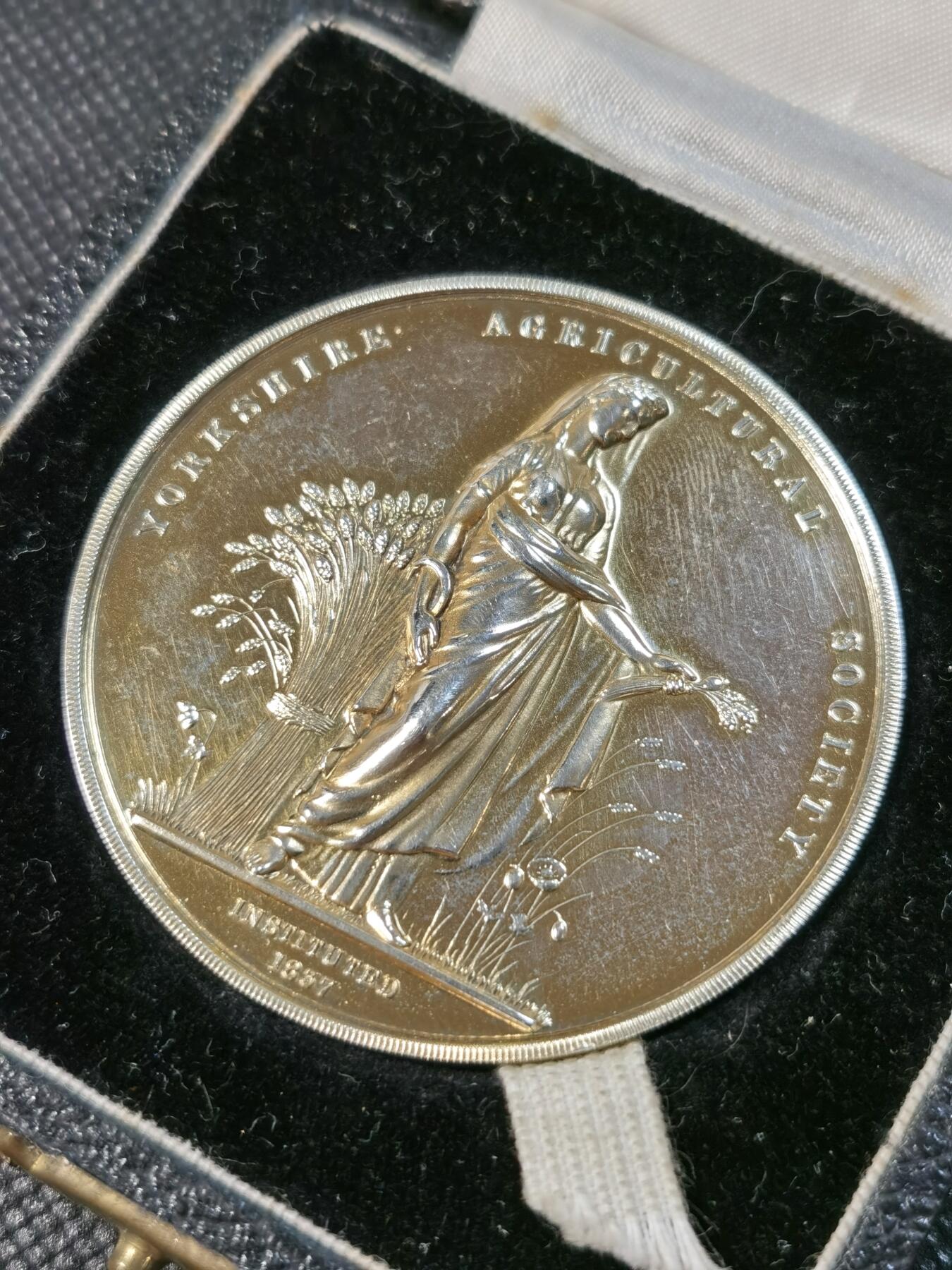  甄臻铺-世界币章拍卖（第24期），送拍享返佣金等优惠多多 1955年英国约克郡农业协会颁发的镀金获奖银章，直径55.6毫米，重70.6克，带厚重原盒及英国官方银标。