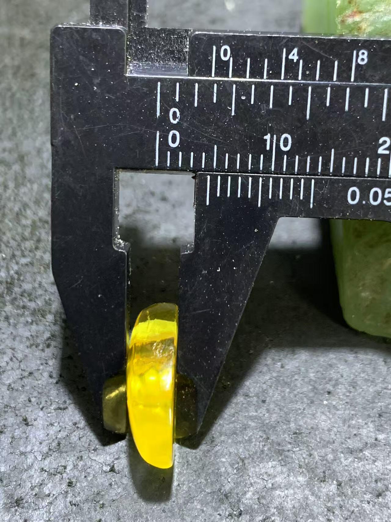 天然乌克兰蜜蜡雕刻梳子小吊坠一个，
