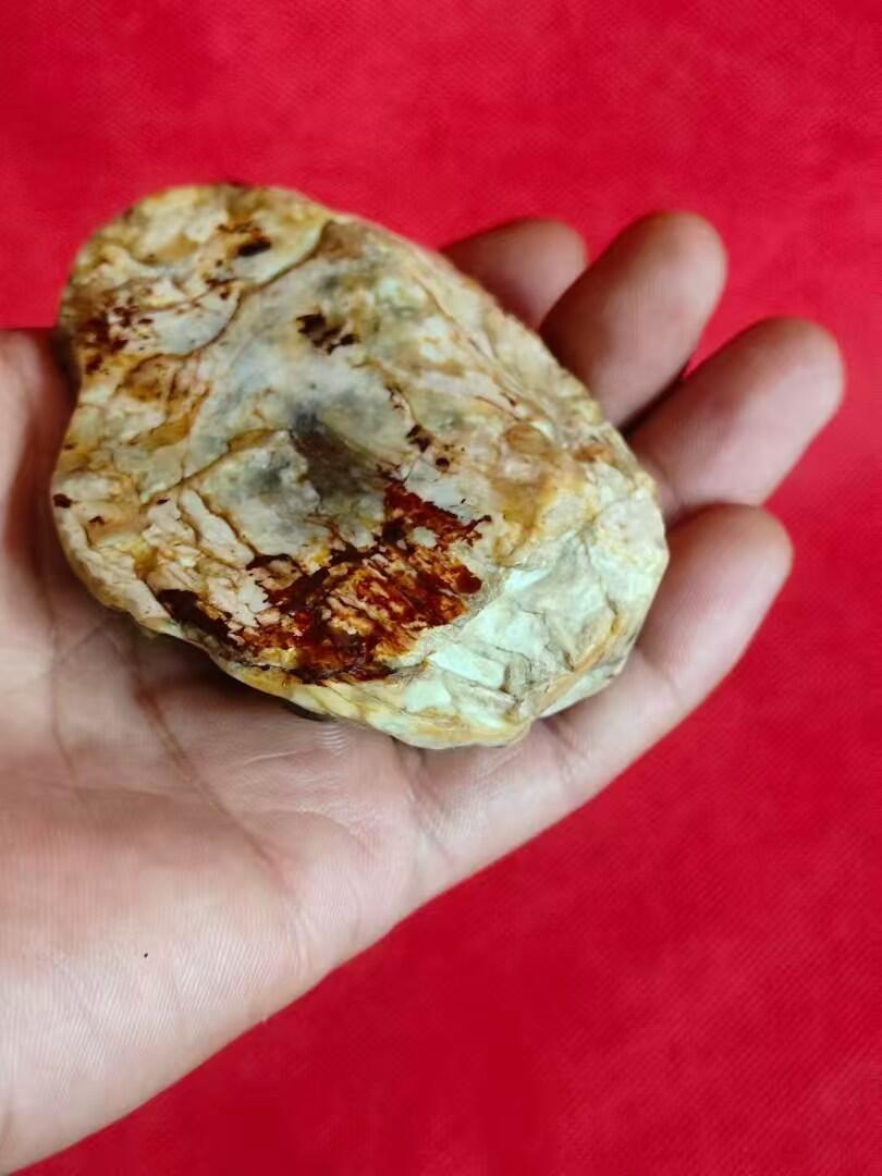 清代和田玉，随形雕刻龙手把件，带原皮有好几种颜色，长约8.6/宽6.8/2.8厘米，特别难得，保老保真。
