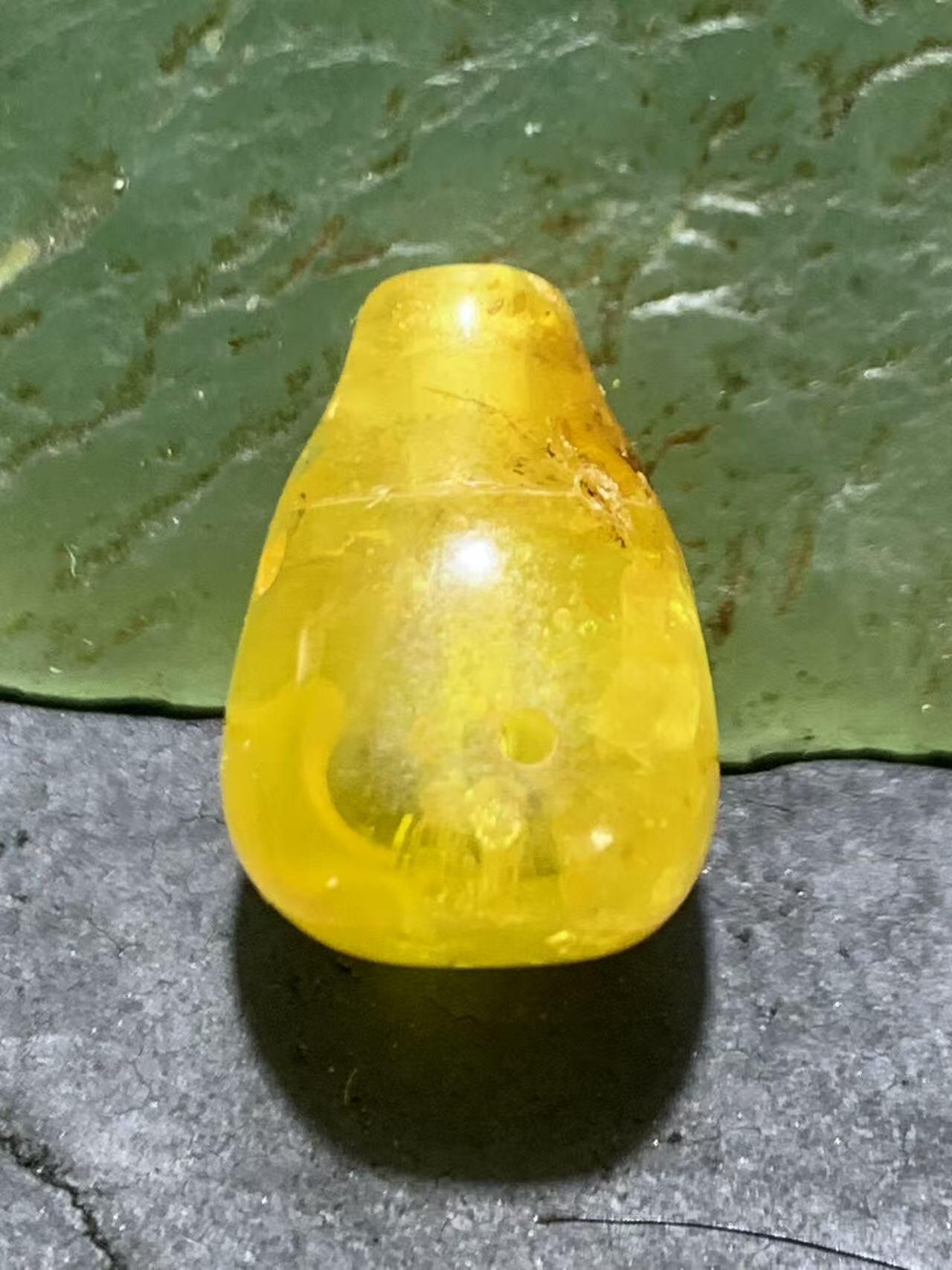 天然通货乌克兰蜜蜡一体佛头三通一个，