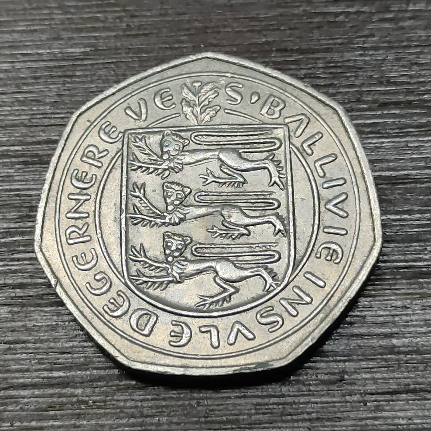 【铜匠收藏】★第125场★散币场，无佣金，30包邮。不满30元，支付5元运费。《接受代拍 代送NGC评级》 英属根西 1970年 50便士  多边形