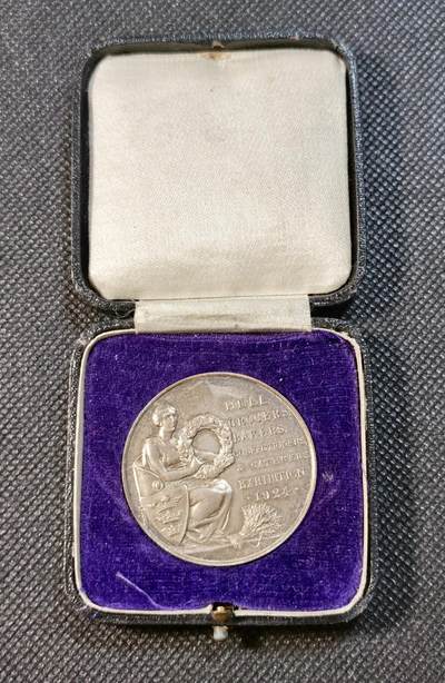  甄臻铺-世界币章拍卖（第24期），送拍享返佣金等优惠多多 - 1924年英国霍尔食品展纪念银币，直径38.6毫米，重23.6克。正面是女性手持麦穗图案，背面刻有"SWIFT & CO"字样和橄榄枝花环装饰。反面带银标，带原装紫色丝绒盒。