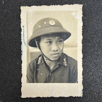 西秦中古拍卖第五十期 - 越南人民军早期炮兵上尉照片 背面有批注