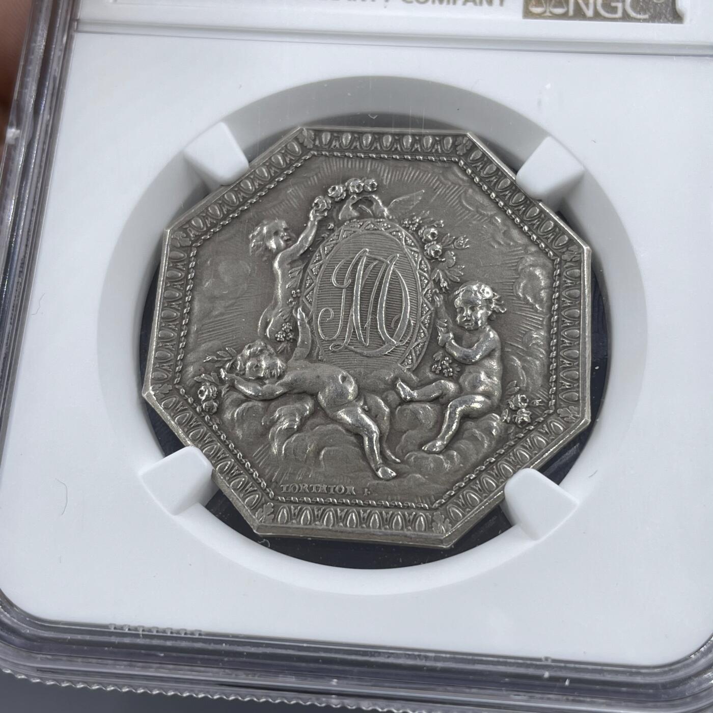 「木头集藏」章牌精品专场！ LORTHIOR～法国爱与婚姻八角银章，MS64，直径：33mm，品相很不错！