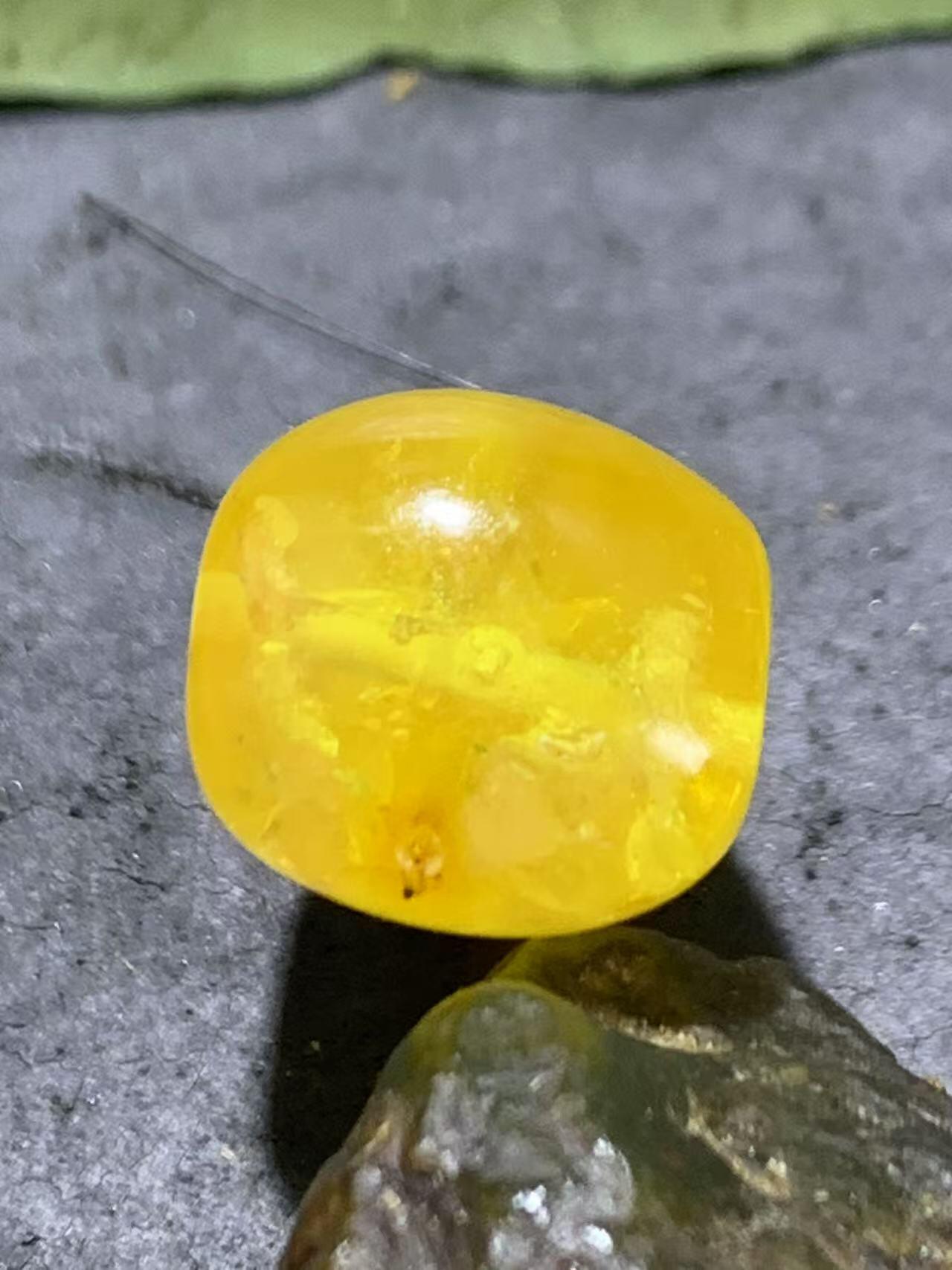 天然通货乌克兰蜜蜡一体佛头三通一个，