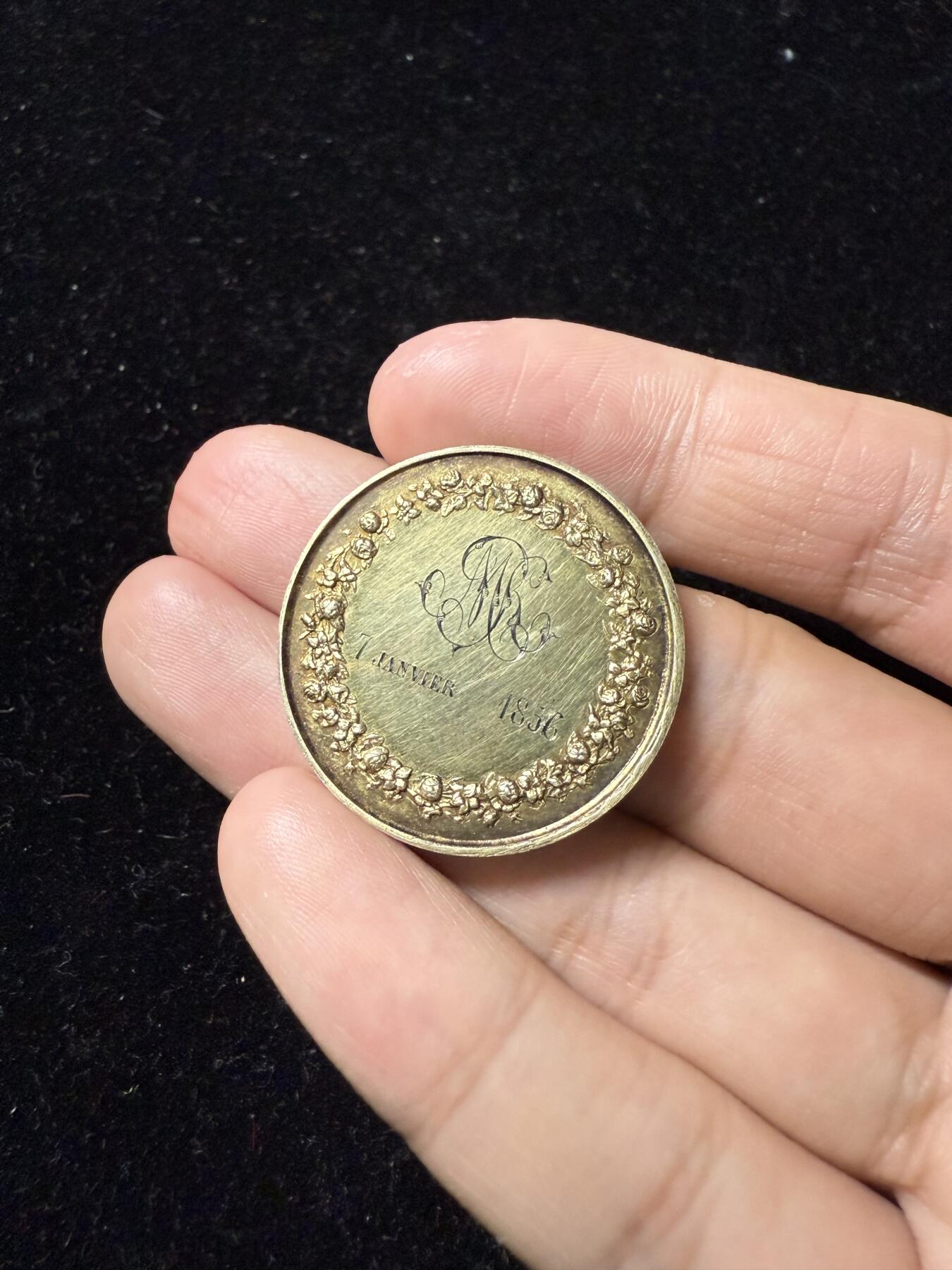 戎马世界章牌大赏第100期 法国结婚纪念章，带画押，金级，1856年结婚，银制，手指边铭