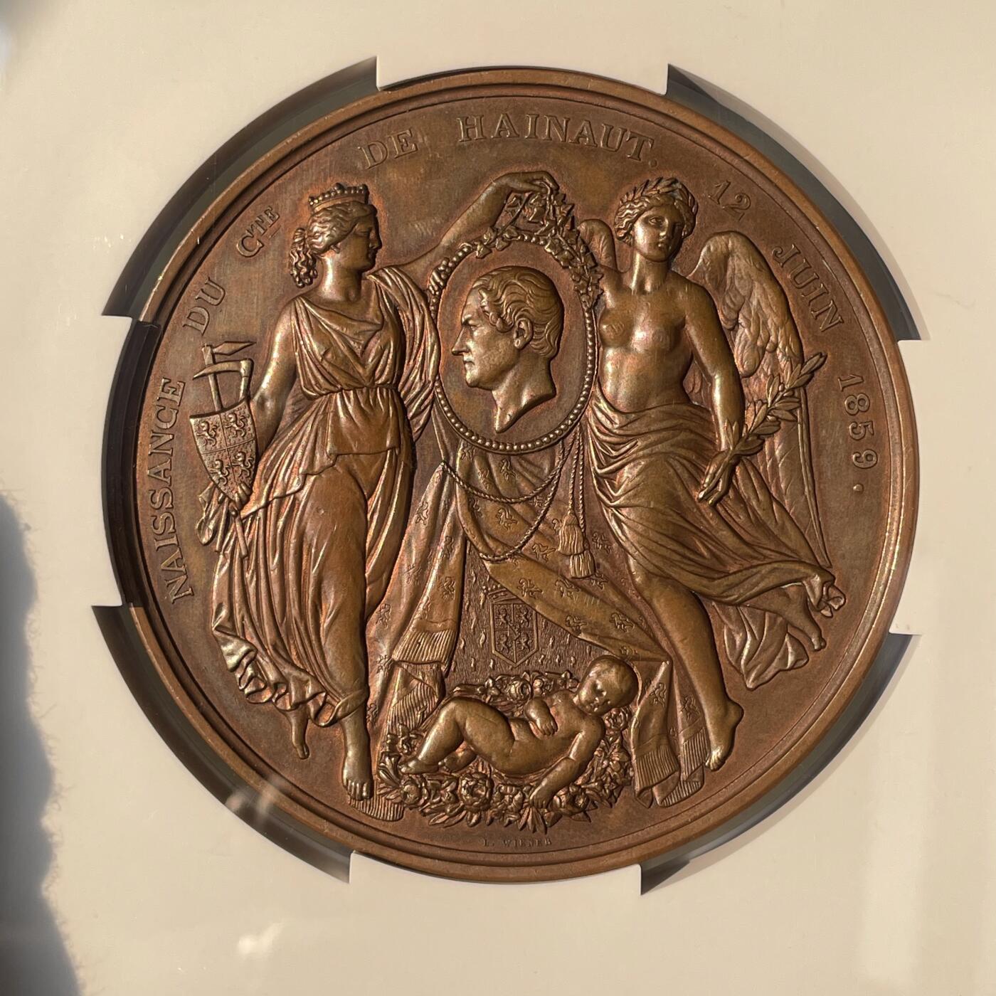 「木头集藏」章牌精品专场！ Léopold Wiener～1859年比利时利奥波德二世之子出生纪念大铜章，MS 63,直径：86mm，235.3g，利奥波德・斐迪南・艾列・维克多・阿尔贝・玛里是比利时国王利奥波德二世与其妻奥地利女大公玛丽・亨丽埃塔的儿子。
