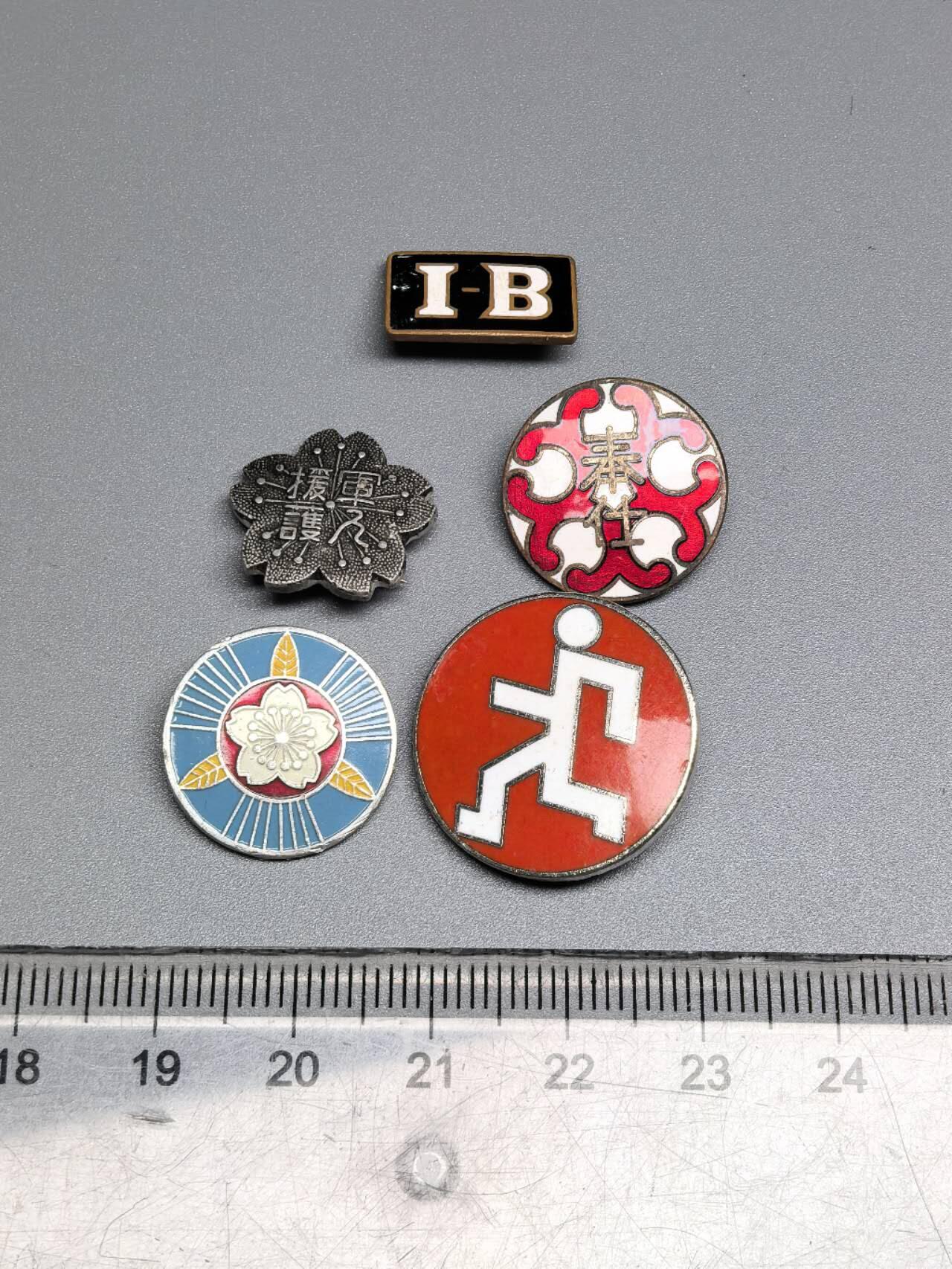 小驴勋章奖章收藏7月12日星期六晚18点拍卖（有偿代拍送拍规则在简介最后，参拍须阅读规则后再参拍，关系到运费包装发货时效真假辨别等关键信息） 日本纪念小徽章一组