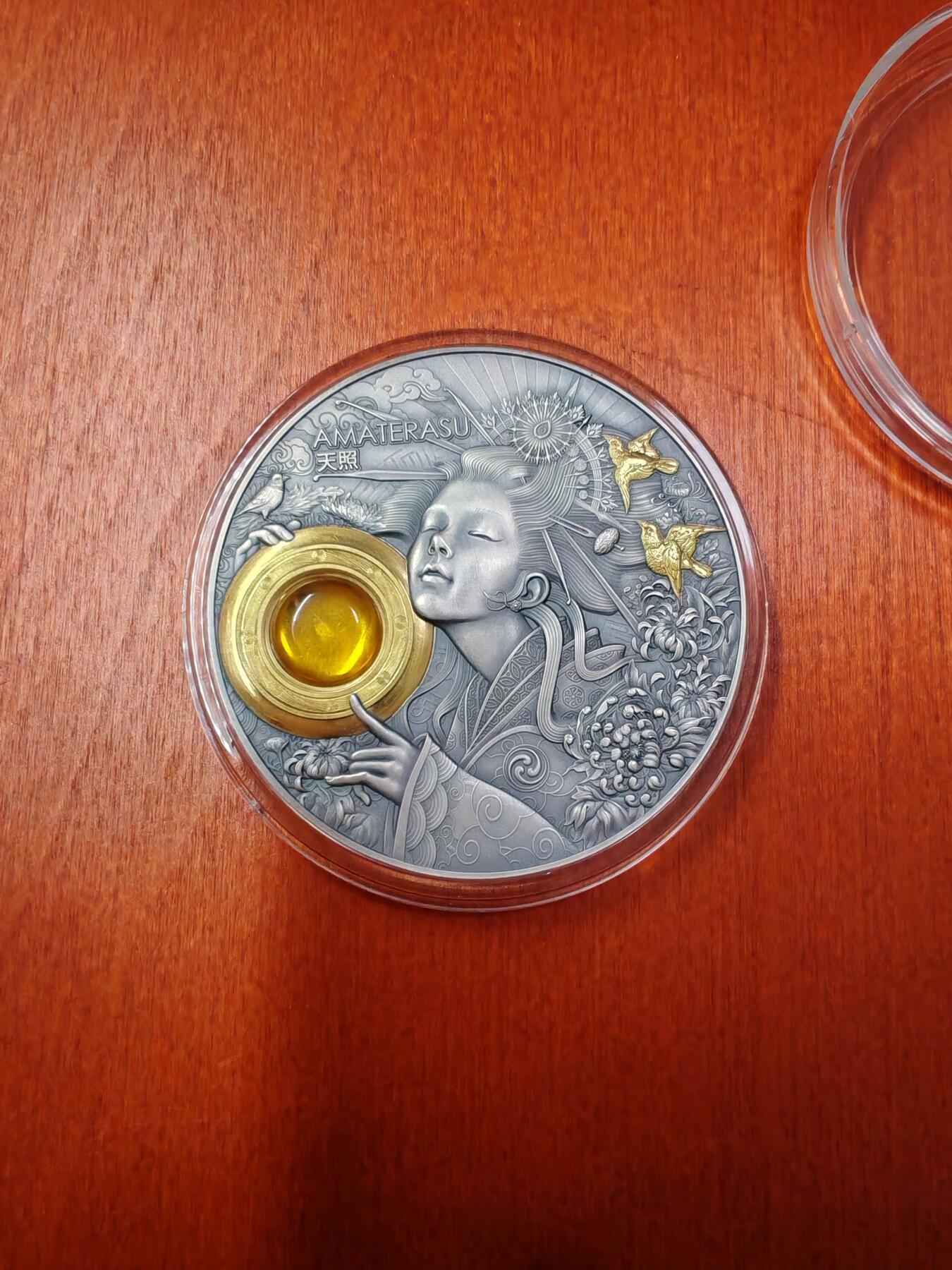 长老汇蛇年精选第十九场拍卖 2021纽埃世界太阳神系列之日本天照神5元3盎司仿古部分镀金镶嵌琥珀银币，盒证全，该系列目前这枚最贵
