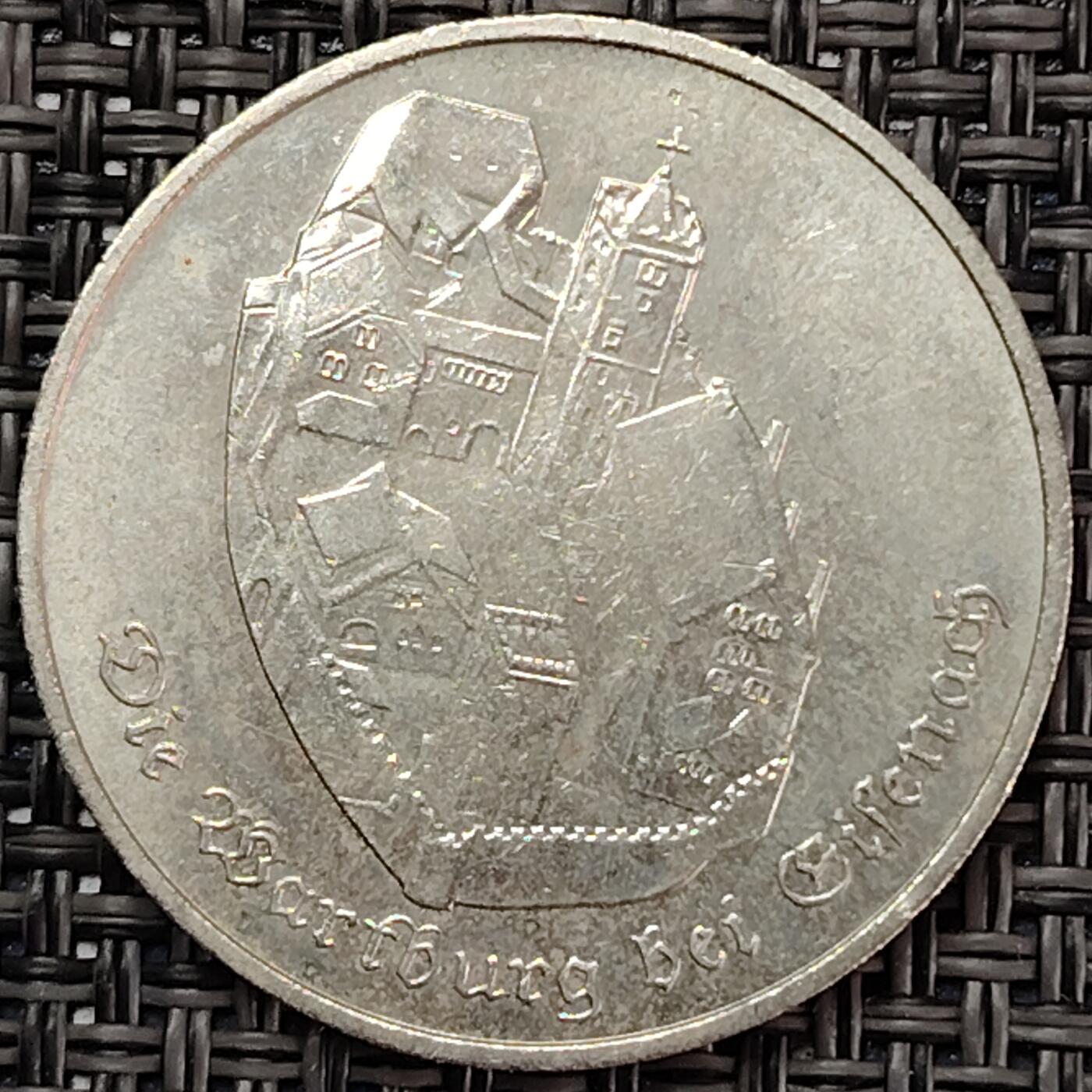 布加迪🐬～世界钱币(上海)🌾第 227 期 /  各国套币和散币 东德～民主德国 1982年 5马克 瓦尔特堡城堡纪念币
