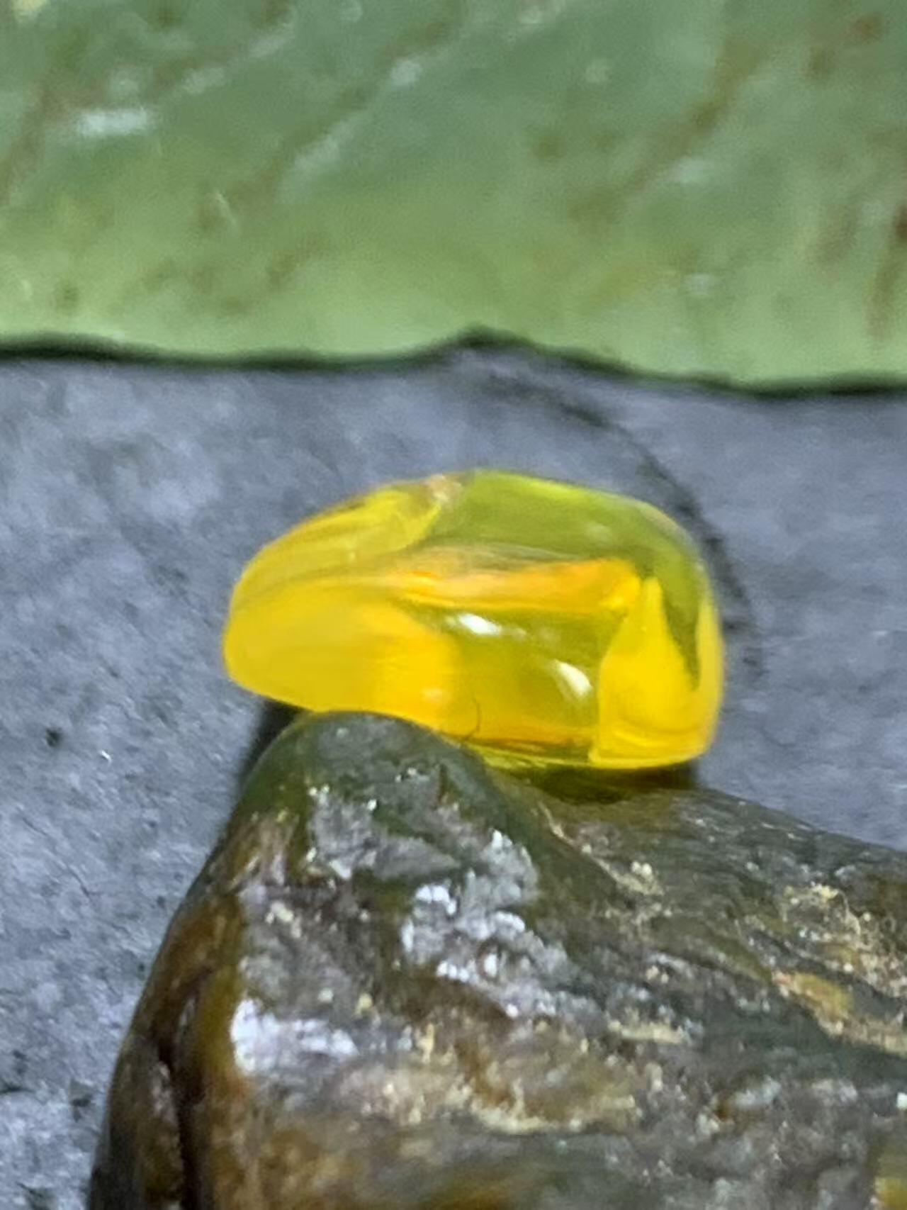 天然乌克兰蜜蜡雕刻梳子小吊坠一个，