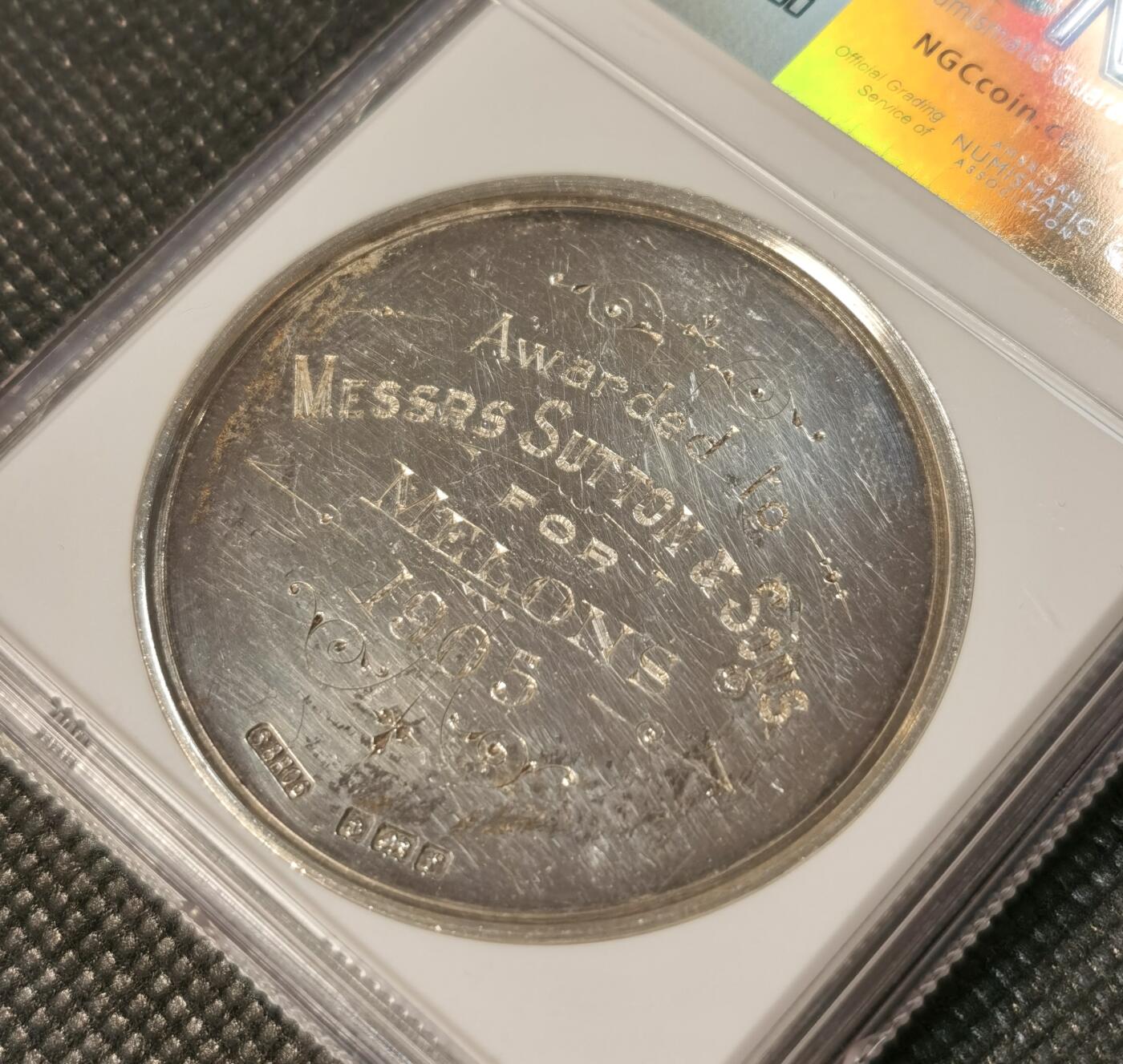  甄臻铺-世界币章拍卖（第24期），送拍享返佣金等优惠多多 NGC-UNCD 英国1905年汉利公园园艺节获奖银章，直径45毫米，重37.3克。