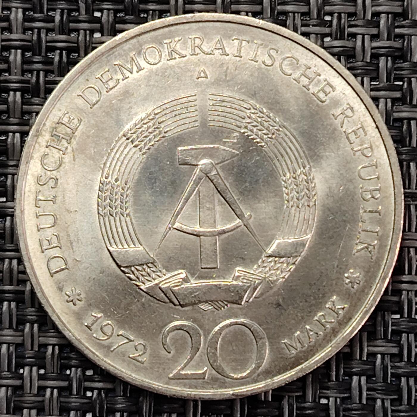 布加迪🐬～世界钱币(上海)🌾第 227 期 /  各国套币和散币 东德民主德国 1972年 20马克纪念币 诗人弗里德里希·席勒