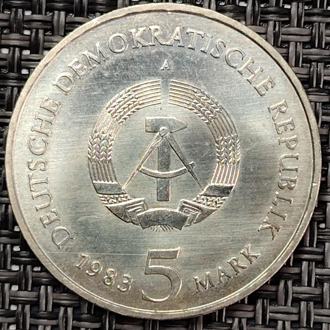布加迪🐬～世界钱币(上海)🌾第 227 期 /  各国套币和散币 东德～民主德国1983年 维滕贝格大教堂5马克铜镍合金纪念币